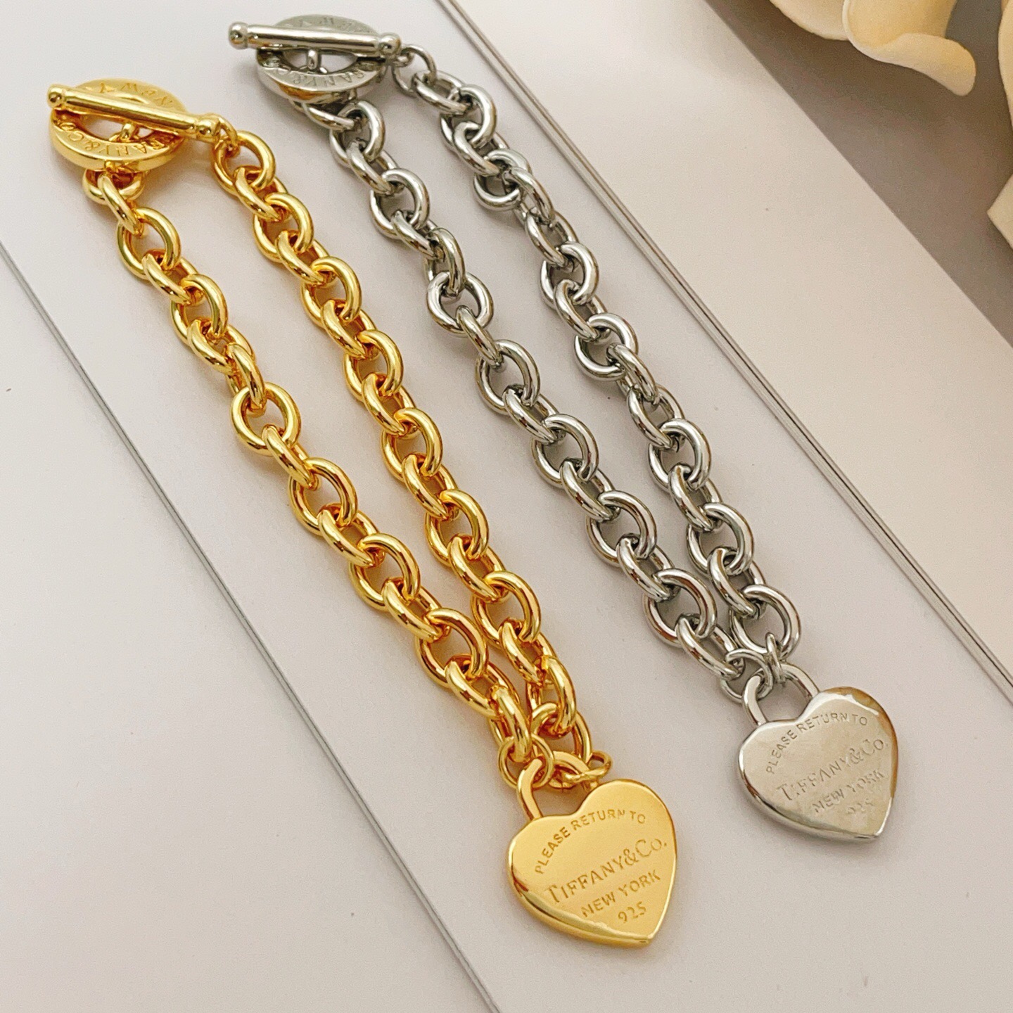 【Tiffany*帝芙尼最新款🆕🆕金色光面爱心手链】一致官网黄铜材质，非常的上镜‼️设计很特别值得入手。