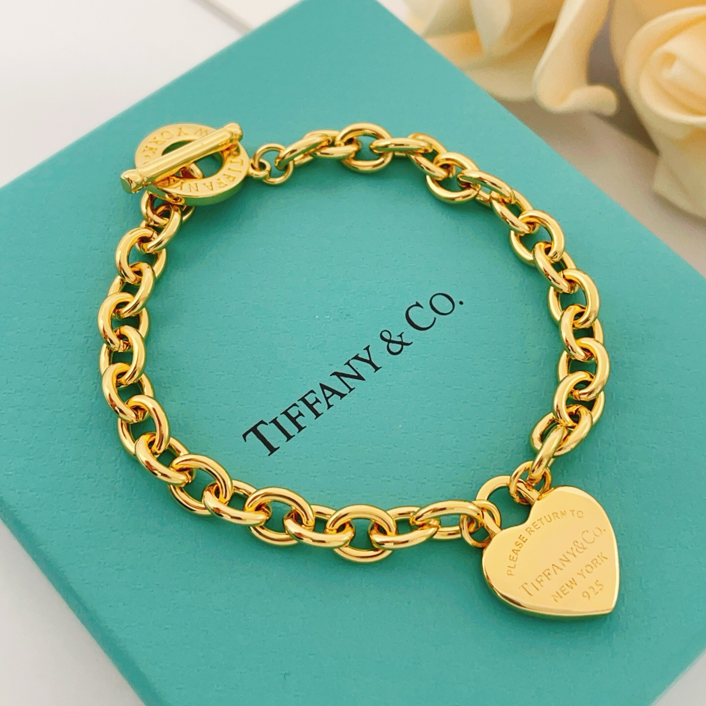 【Tiffany*帝芙尼最新款🆕🆕金色光面爱心手链】一致官网黄铜材质，非常的上镜‼️设计很特别值得入手。