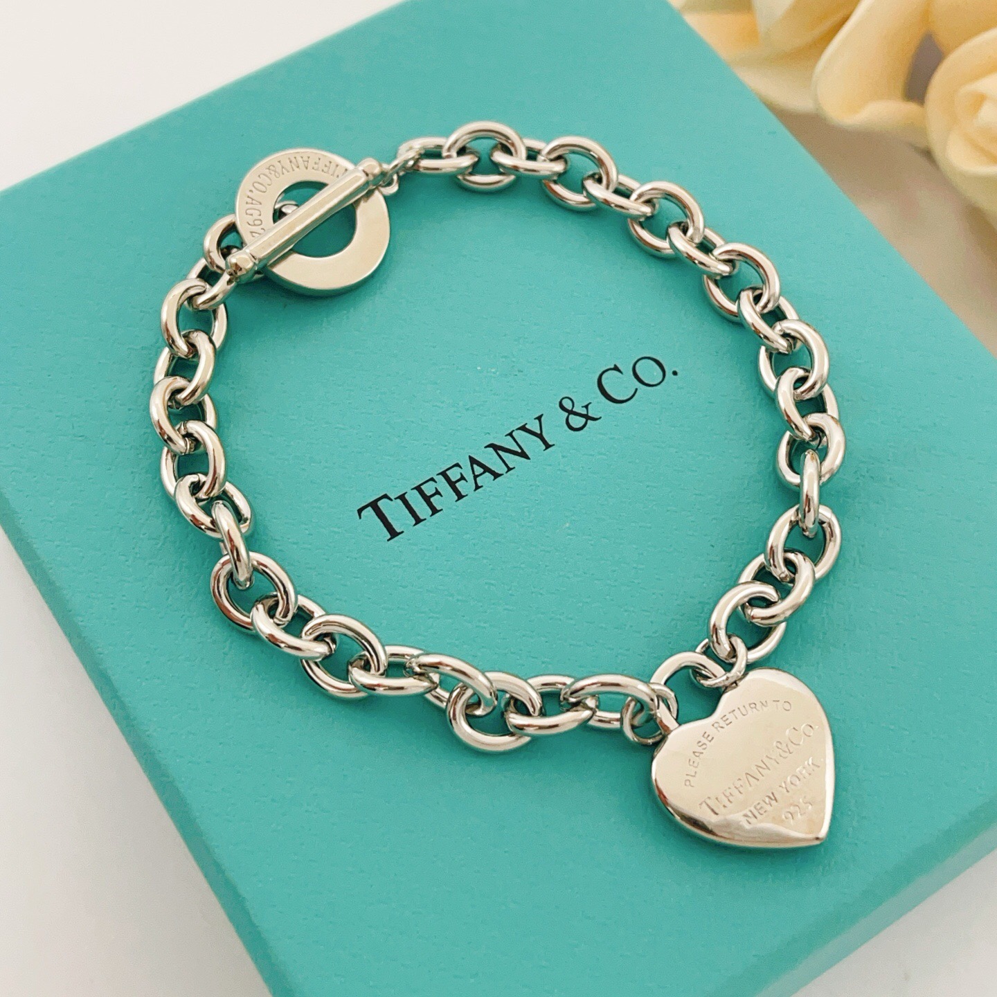 【Tiffany*帝芙尼最新款🆕🆕银色光面爱心手链】一致官网黄铜材质，非常的上镜‼️设计很特别值得入手。