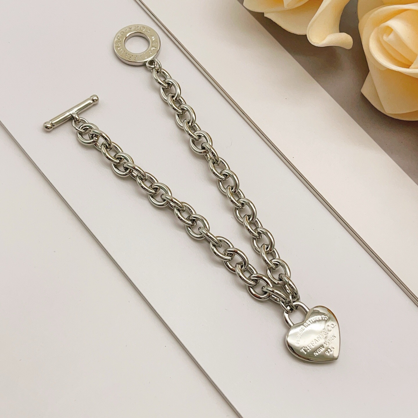 【Tiffany*帝芙尼最新款🆕🆕银色光面爱心手链】一致官网黄铜材质，非常的上镜‼️设计很特别值得入手。
