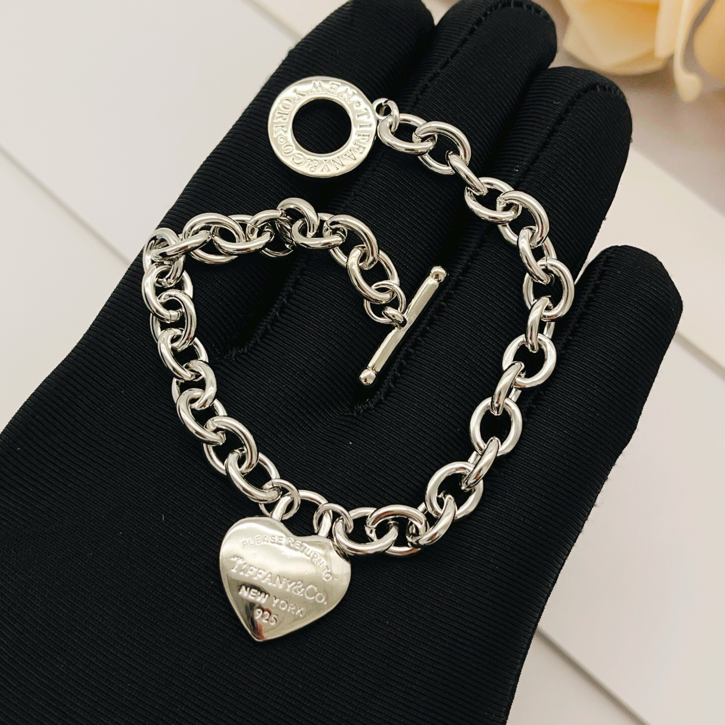 【Tiffany*帝芙尼最新款🆕🆕银色光面爱心手链】一致官网黄铜材质，非常的上镜‼️设计很特别值得入手。
