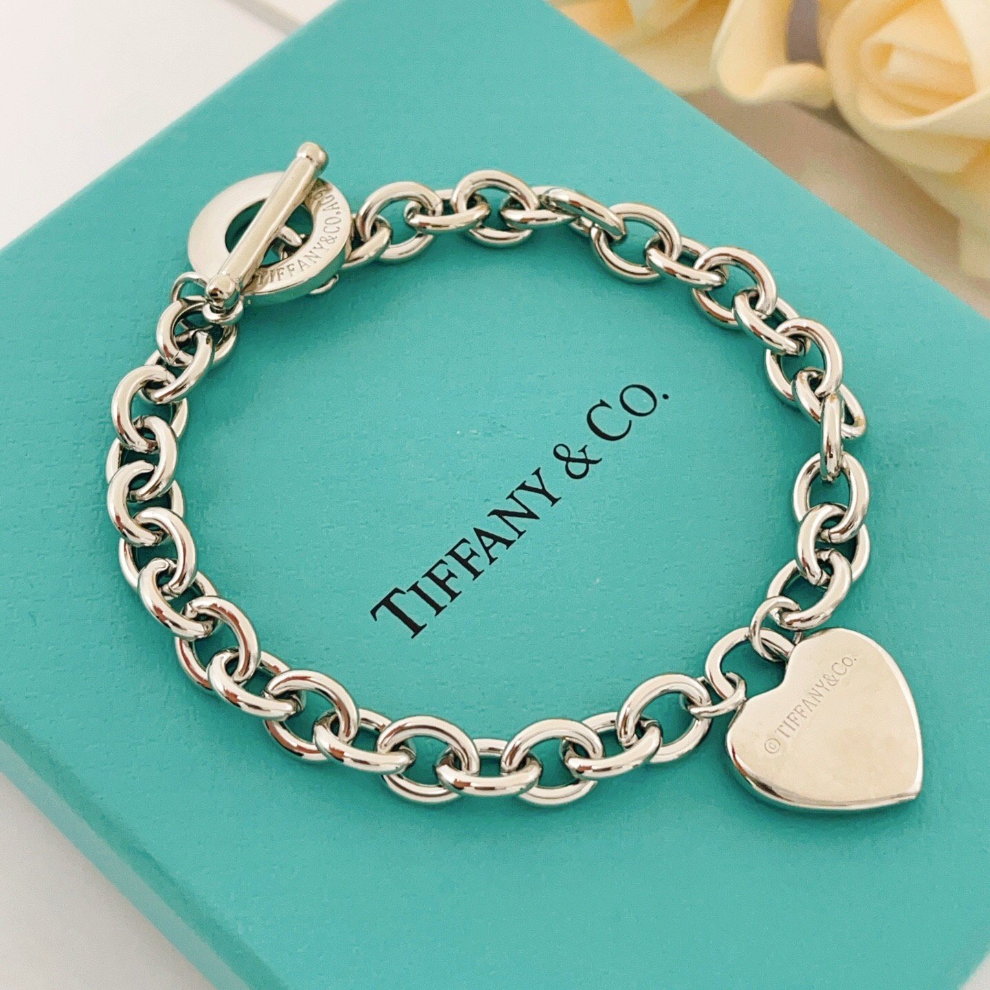 【Tiffany*帝芙尼最新款🆕🆕银色光面爱心手链】一致官网黄铜材质，非常的上镜‼️设计很特别值得入手。