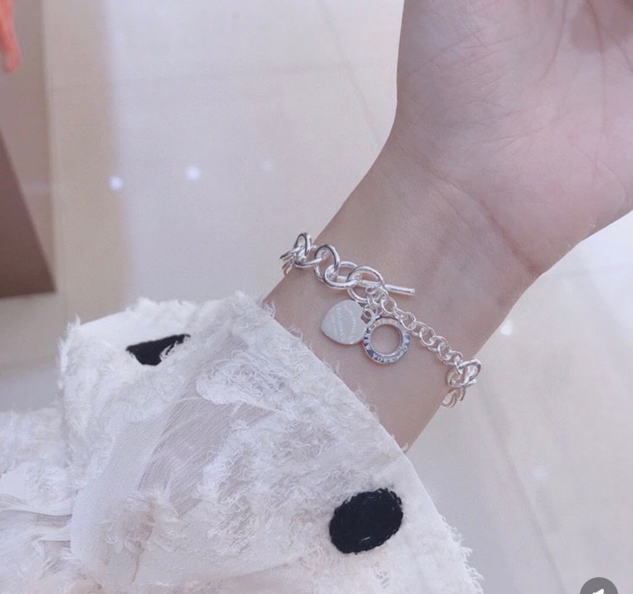 【Tiffany*帝芙尼最新款🆕🆕银色光面爱心手链】一致官网黄铜材质，非常的上镜‼️设计很特别值得入手。
