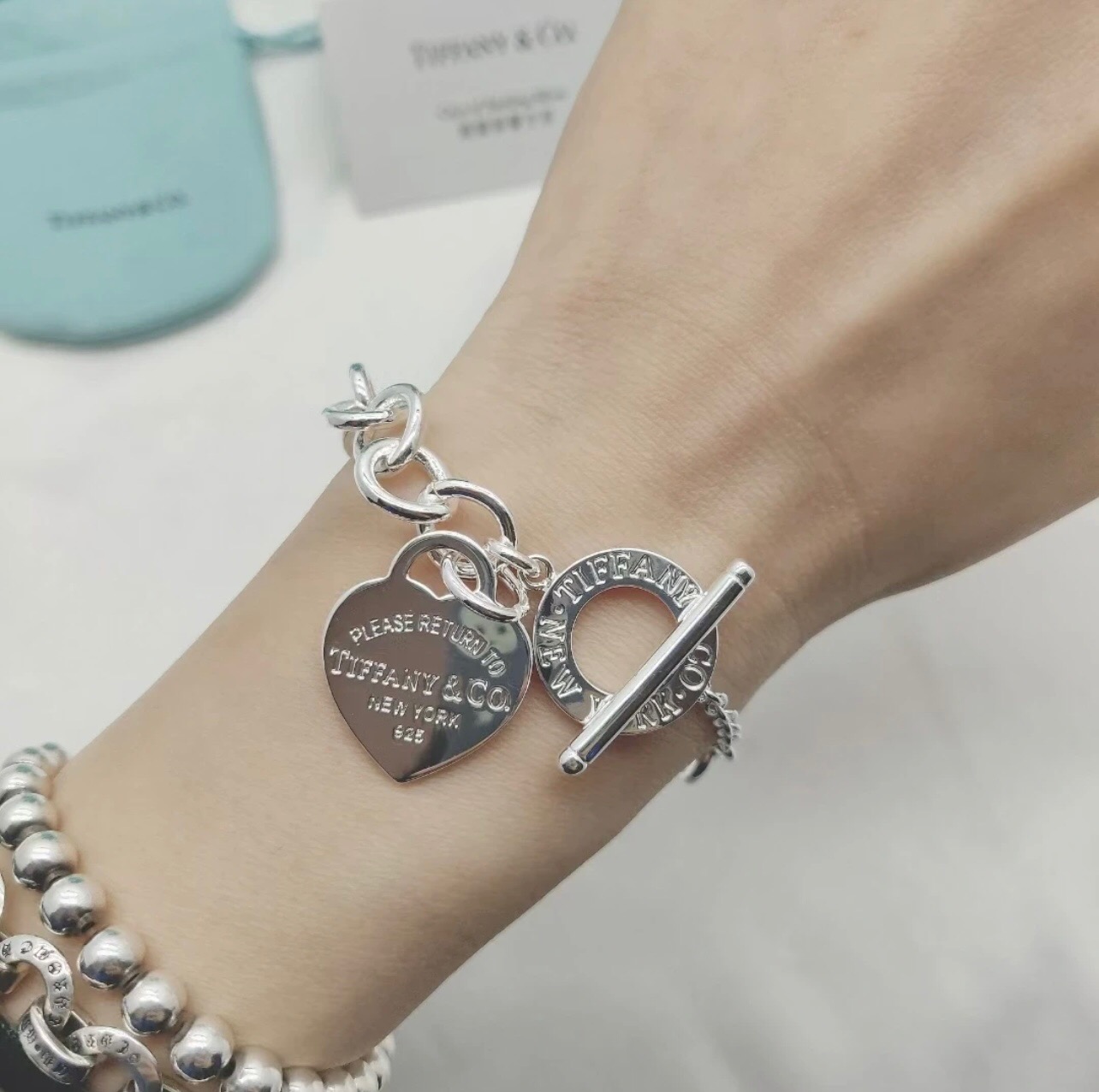 【Tiffany*帝芙尼最新款🆕🆕银色光面爱心手链】一致官网黄铜材质，非常的上镜‼️设计很特别值得入手。