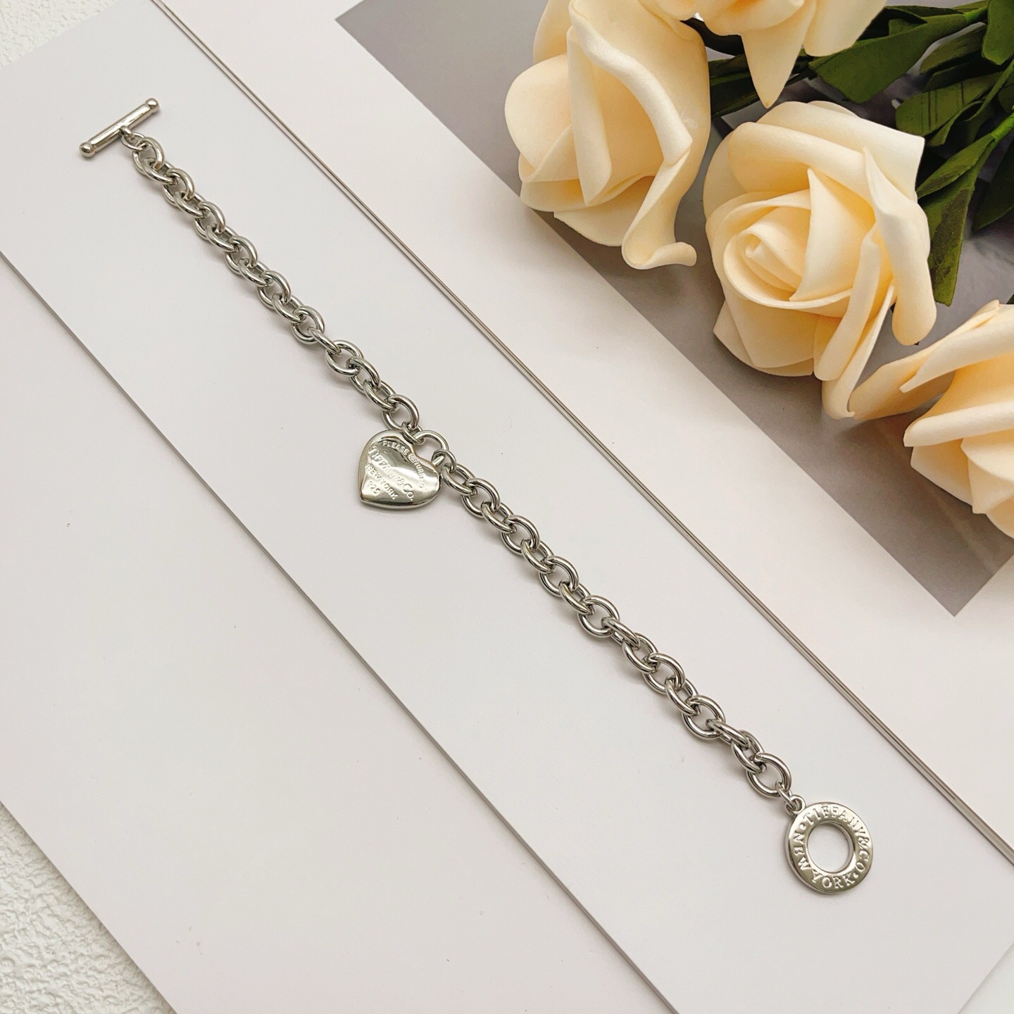 【Tiffany*帝芙尼最新款🆕🆕银色光面爱心手链】一致官网黄铜材质，非常的上镜‼️设计很特别值得入手。