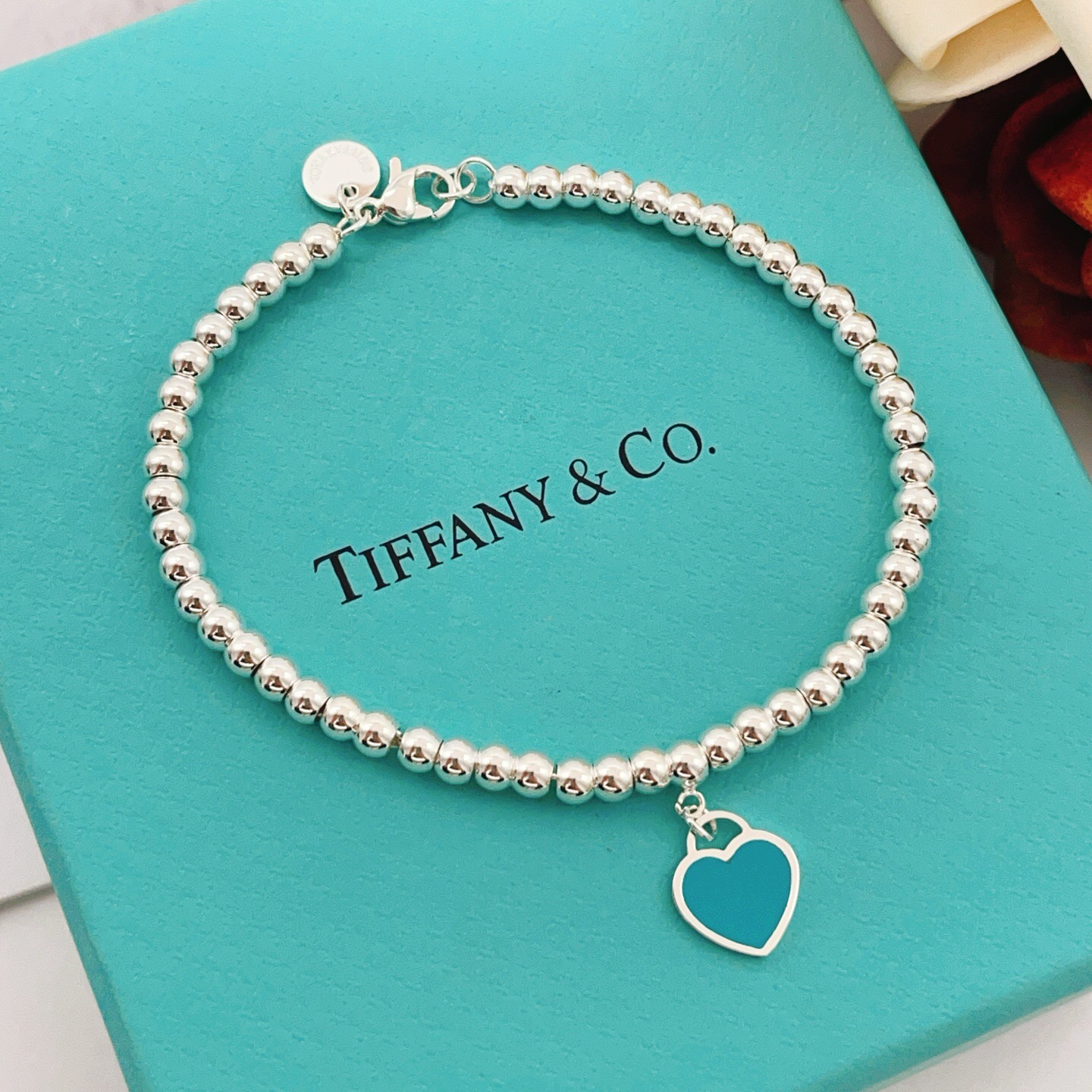 【Tiffany*帝芙尼最新款🆕🆕银色珍珠蓝爱心手链】一致官网黄铜材质，非常的上镜‼️设计很特别值得入手