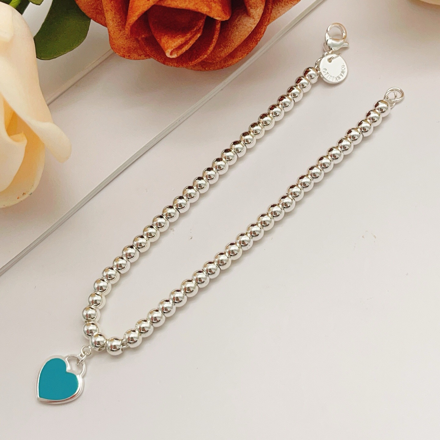 【Tiffany*帝芙尼最新款🆕🆕银色珍珠蓝爱心手链】一致官网黄铜材质，非常的上镜‼️设计很特别值得入手