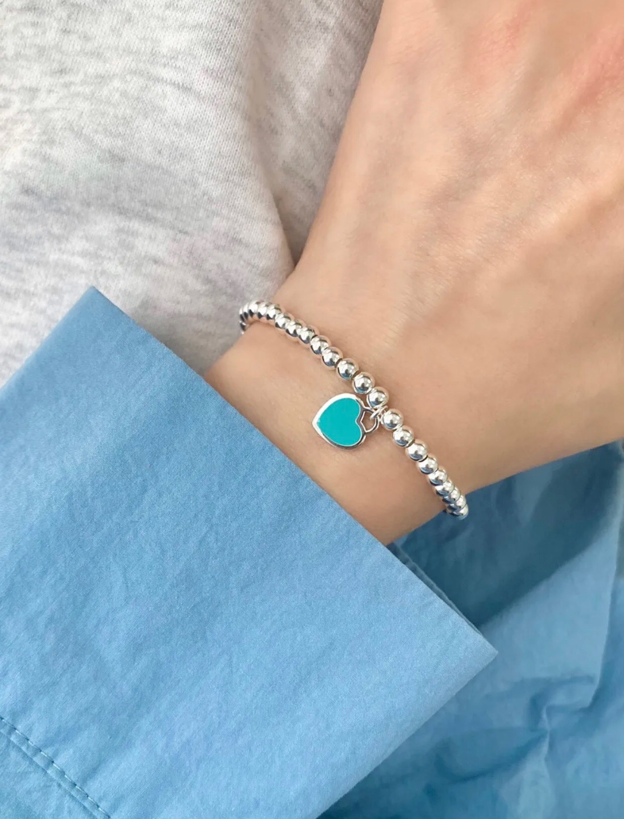 【Tiffany*帝芙尼最新款🆕🆕银色珍珠蓝爱心手链】一致官网黄铜材质，非常的上镜‼️设计很特别值得入手