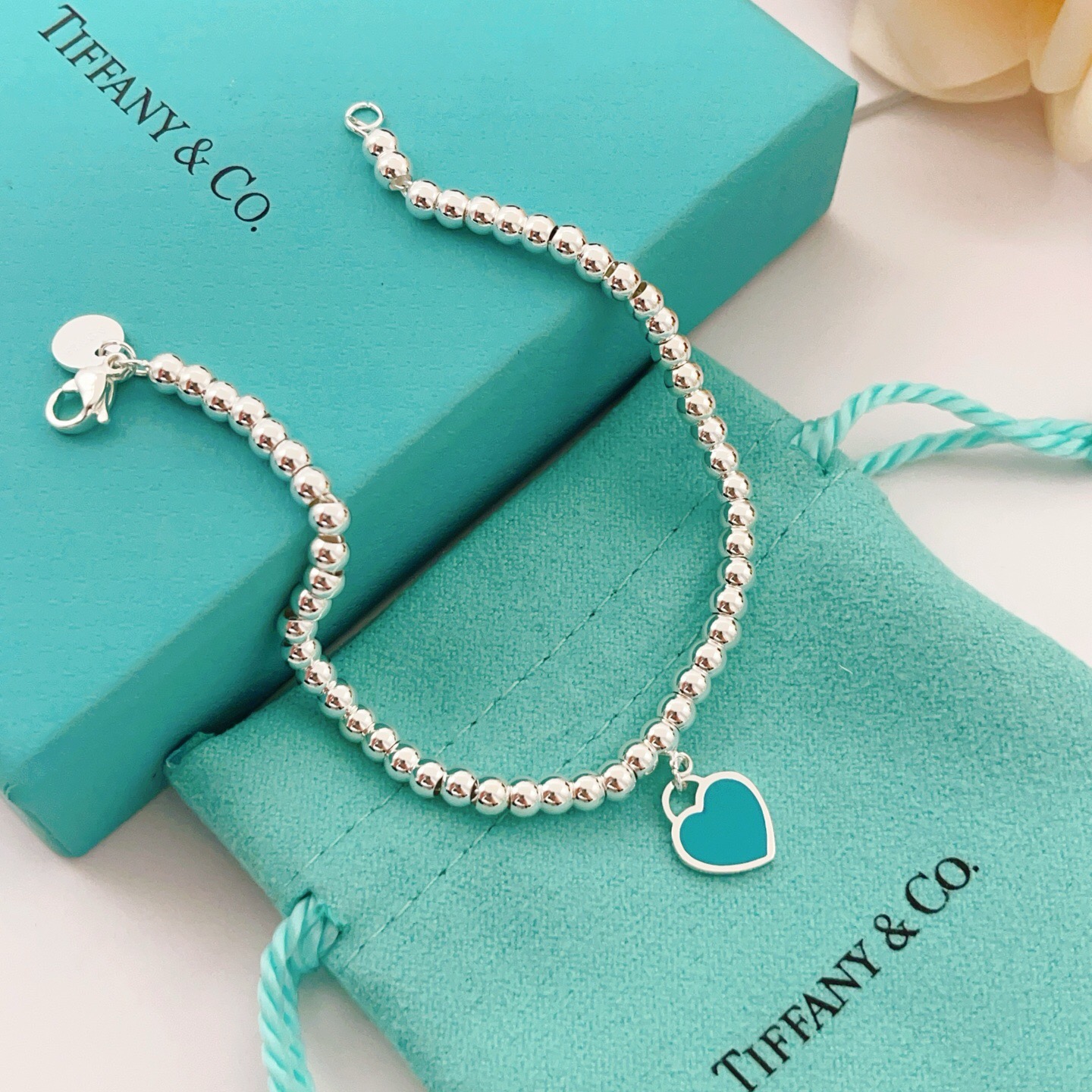 【Tiffany*帝芙尼最新款🆕🆕银色珍珠蓝爱心手链】一致官网黄铜材质，非常的上镜‼️设计很特别值得入手