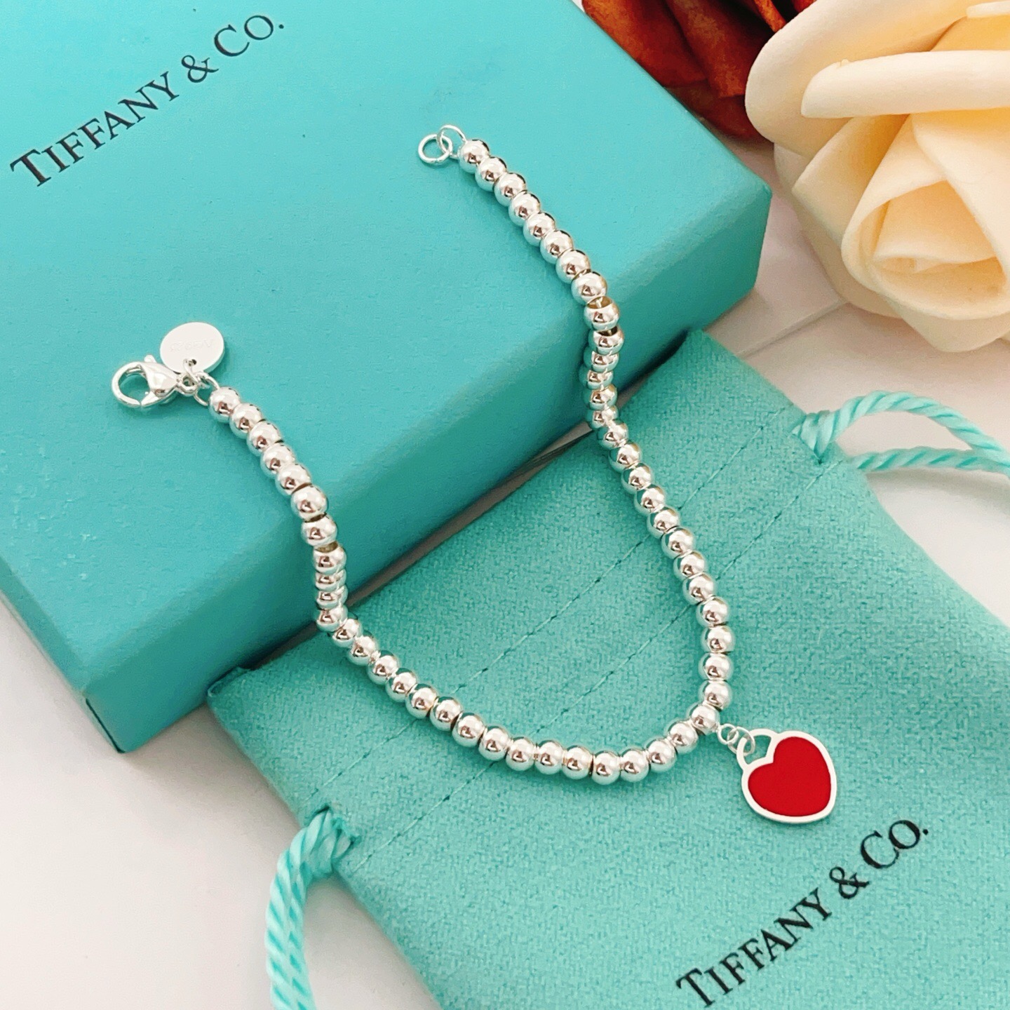 【Tiffany*帝芙尼最新款🆕🆕银色珍珠红爱心手链】一致官网黄铜材质，非常的上镜‼️设计很特别值得入手