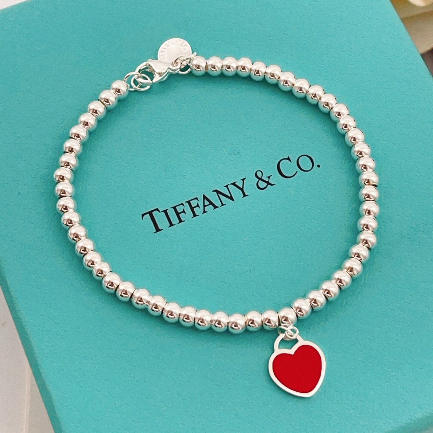 【Tiffany*帝芙尼最新款🆕🆕银色珍珠红爱心手链】一致官网黄铜材质，非常的上镜‼️设计很特别值得入手