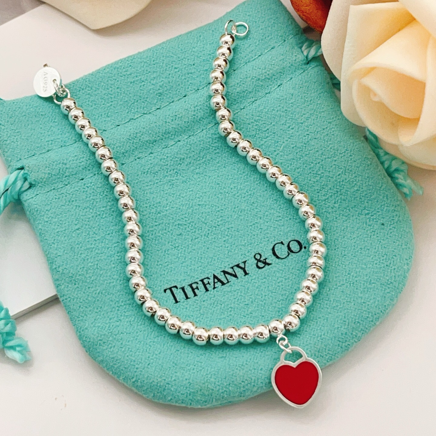 【Tiffany*帝芙尼最新款🆕🆕银色珍珠红爱心手链】一致官网黄铜材质，非常的上镜‼️设计很特别值得入手
