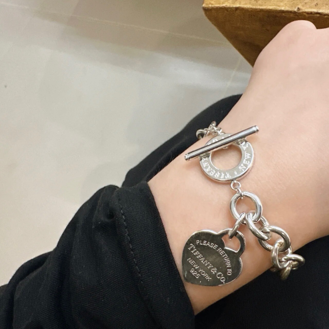 【Tiffany*帝芙尼最新款🆕🆕银色光面爱心手链】一致官网黄铜材质，非常的上镜‼️设计很特别值得入手。