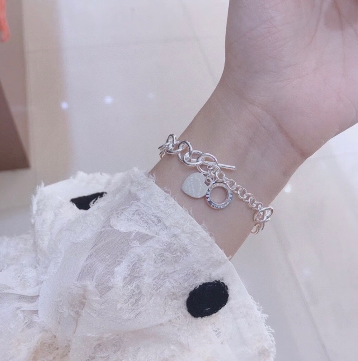 【Tiffany*帝芙尼最新款🆕🆕银色光面爱心手链】一致官网黄铜材质，非常的上镜‼️设计很特别值得入手。