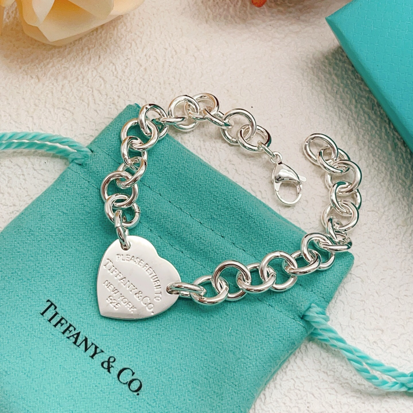【Tiffany*帝芙尼最新款🆕🆕银色光面爱心手链】一致官网黄铜材质，非常的上镜‼️设计很特别值得入手。