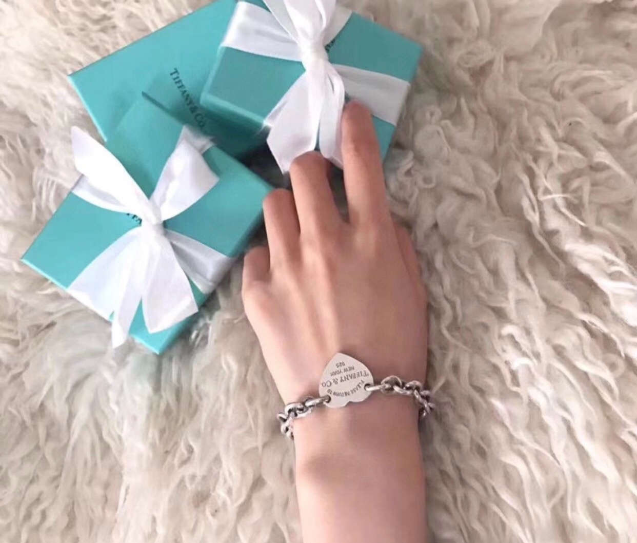 【Tiffany*帝芙尼最新款🆕🆕银色光面爱心手链】一致官网黄铜材质，非常的上镜‼️设计很特别值得入手。