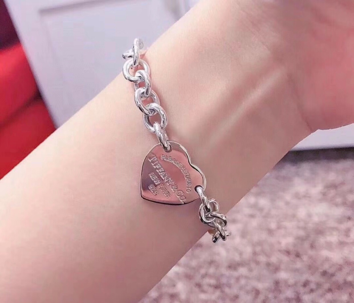 【Tiffany*帝芙尼最新款🆕🆕银色光面爱心手链】一致官网黄铜材质，非常的上镜‼️设计很特别值得入手。
