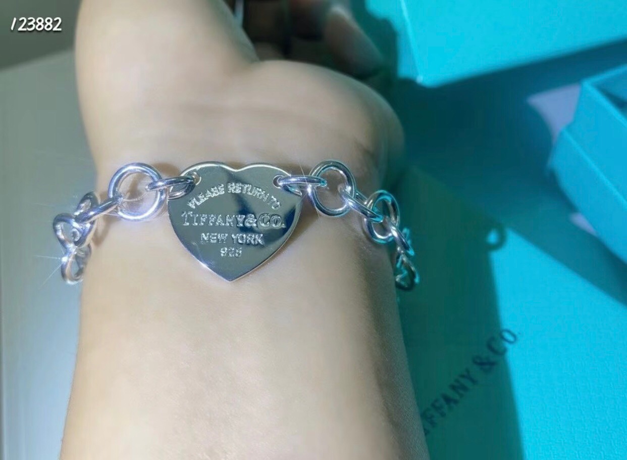 【Tiffany*帝芙尼最新款🆕🆕银色光面爱心手链】一致官网黄铜材质，非常的上镜‼️设计很特别值得入手。