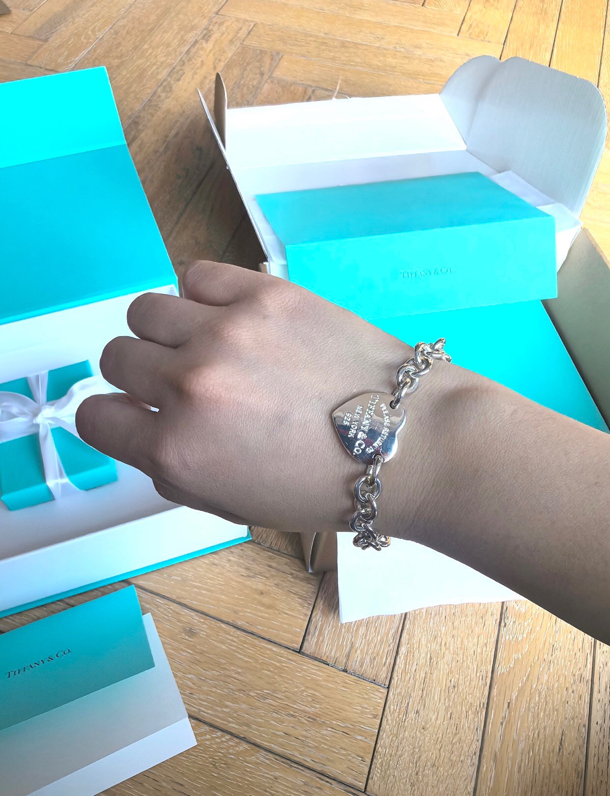 【Tiffany*帝芙尼最新款🆕🆕银色光面爱心手链】一致官网黄铜材质，非常的上镜‼️设计很特别值得入手。