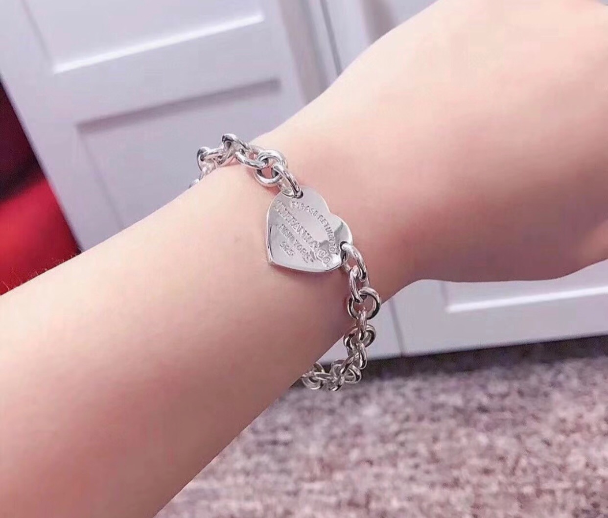 【Tiffany*帝芙尼最新款🆕🆕银色光面爱心手链】一致官网黄铜材质，非常的上镜‼️设计很特别值得入手。