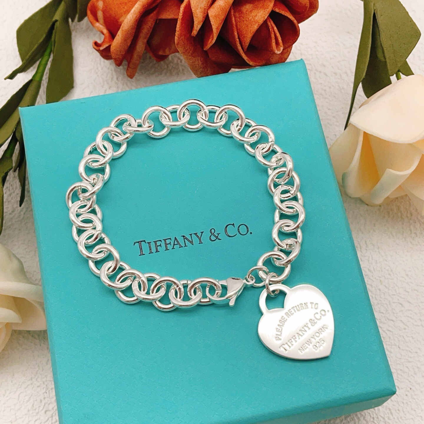 【Tiffany*帝芙尼最新款🆕🆕银色光面爱心手链】一致官网黄铜材质，非常的上镜‼️设计很特别值得入手。