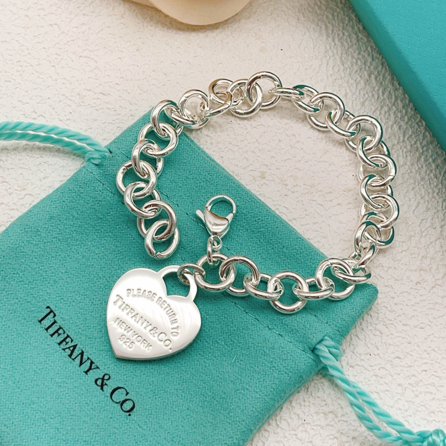 【Tiffany*帝芙尼最新款🆕🆕银色光面爱心手链】一致官网黄铜材质，非常的上镜‼️设计很特别值得入手。