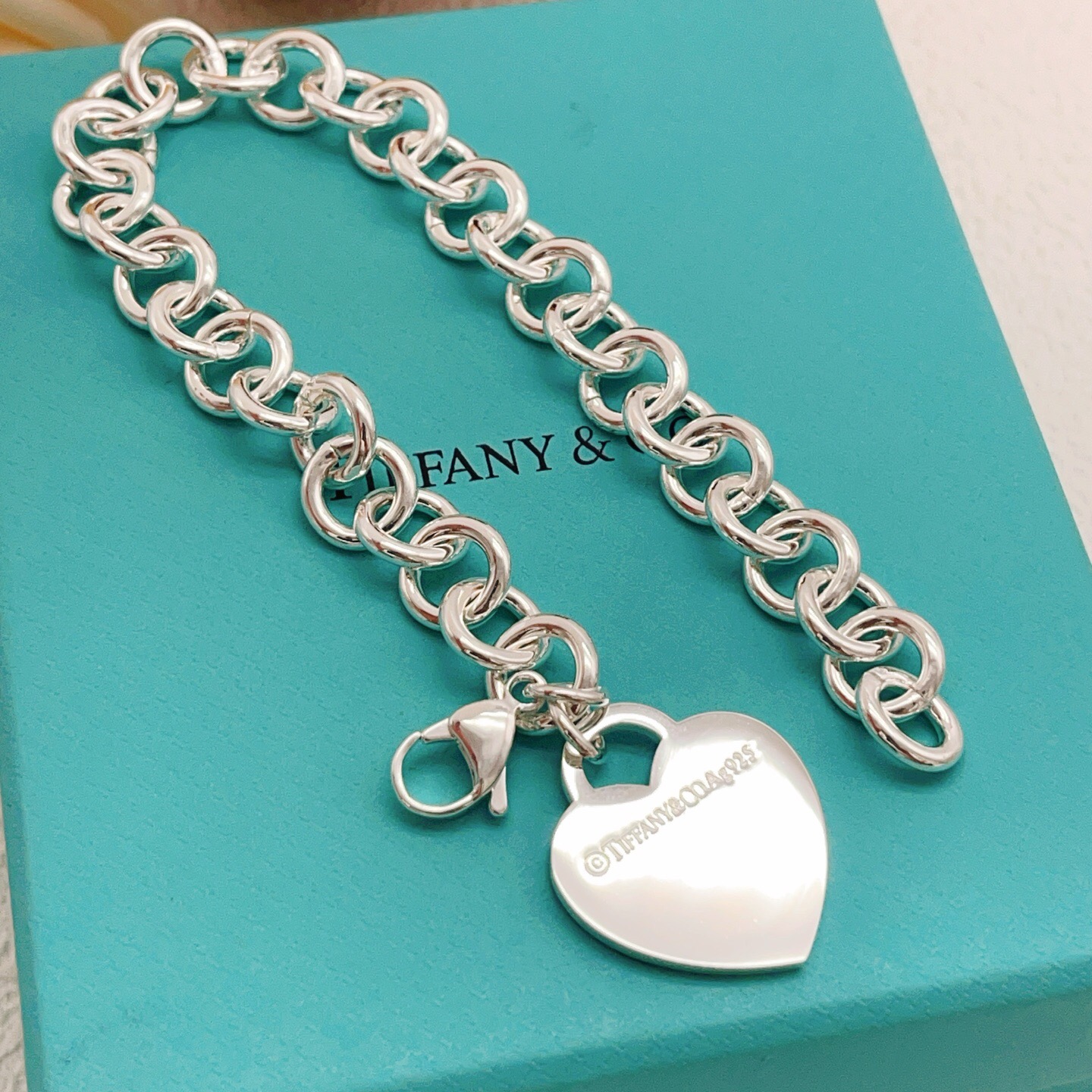 【Tiffany*帝芙尼最新款🆕🆕银色光面爱心手链】一致官网黄铜材质，非常的上镜‼️设计很特别值得入手。
