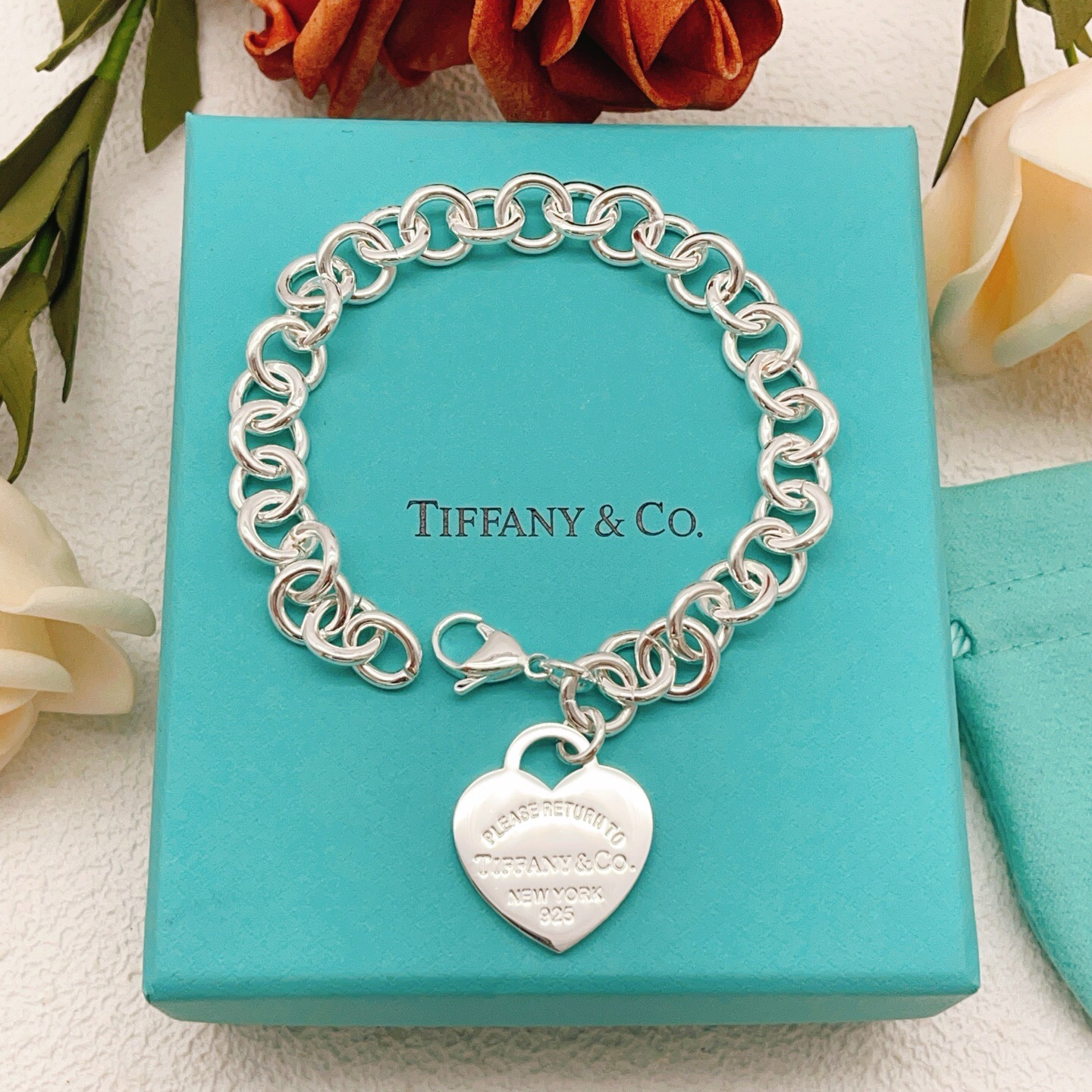 【Tiffany*帝芙尼最新款🆕🆕银色光面爱心手链】一致官网黄铜材质，非常的上镜‼️设计很特别值得入手。