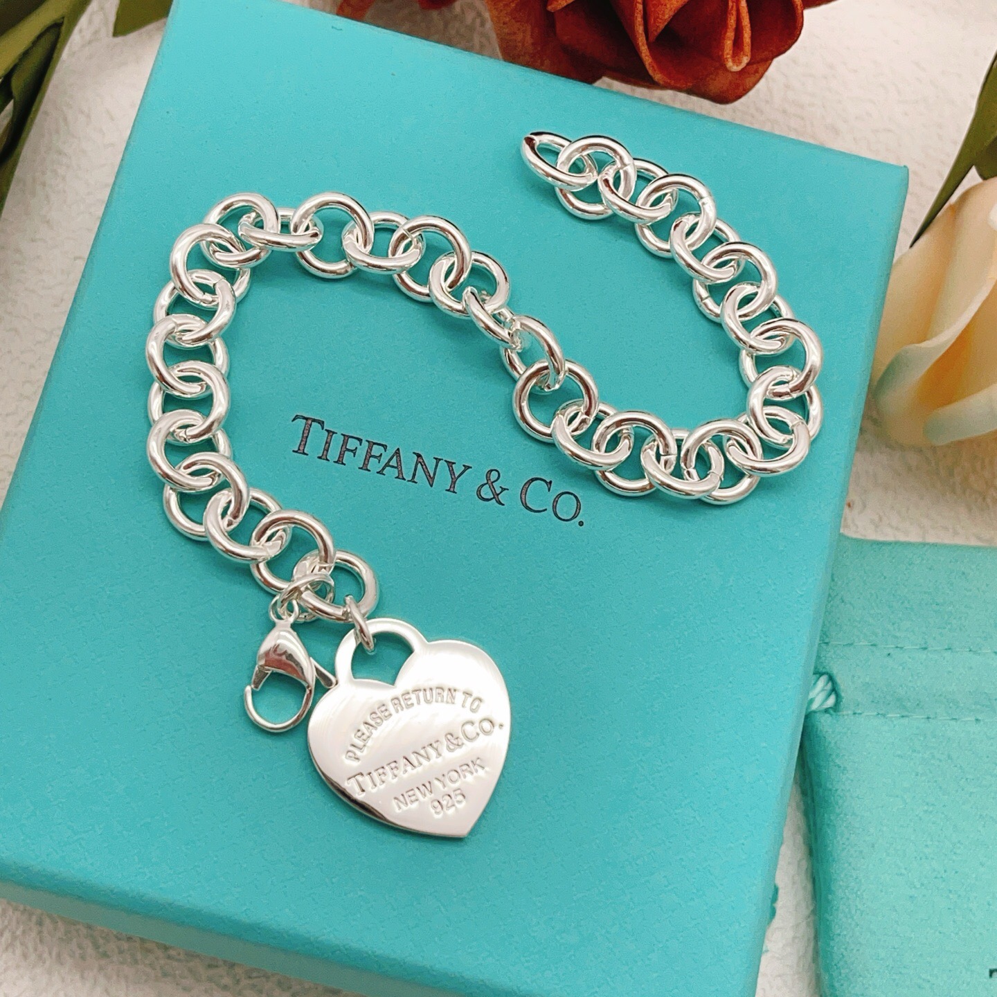 【Tiffany*帝芙尼最新款🆕🆕银色光面爱心手链】一致官网黄铜材质，非常的上镜‼️设计很特别值得入手。