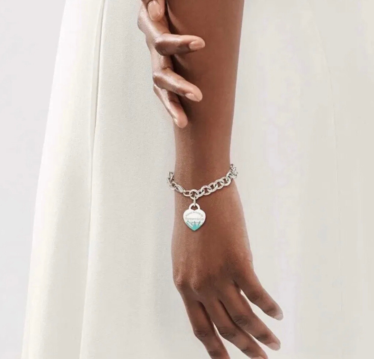 【Tiffany*帝芙尼最新款🆕🆕银色光面爱心手链】一致官网黄铜材质，非常的上镜‼️设计很特别值得入手。