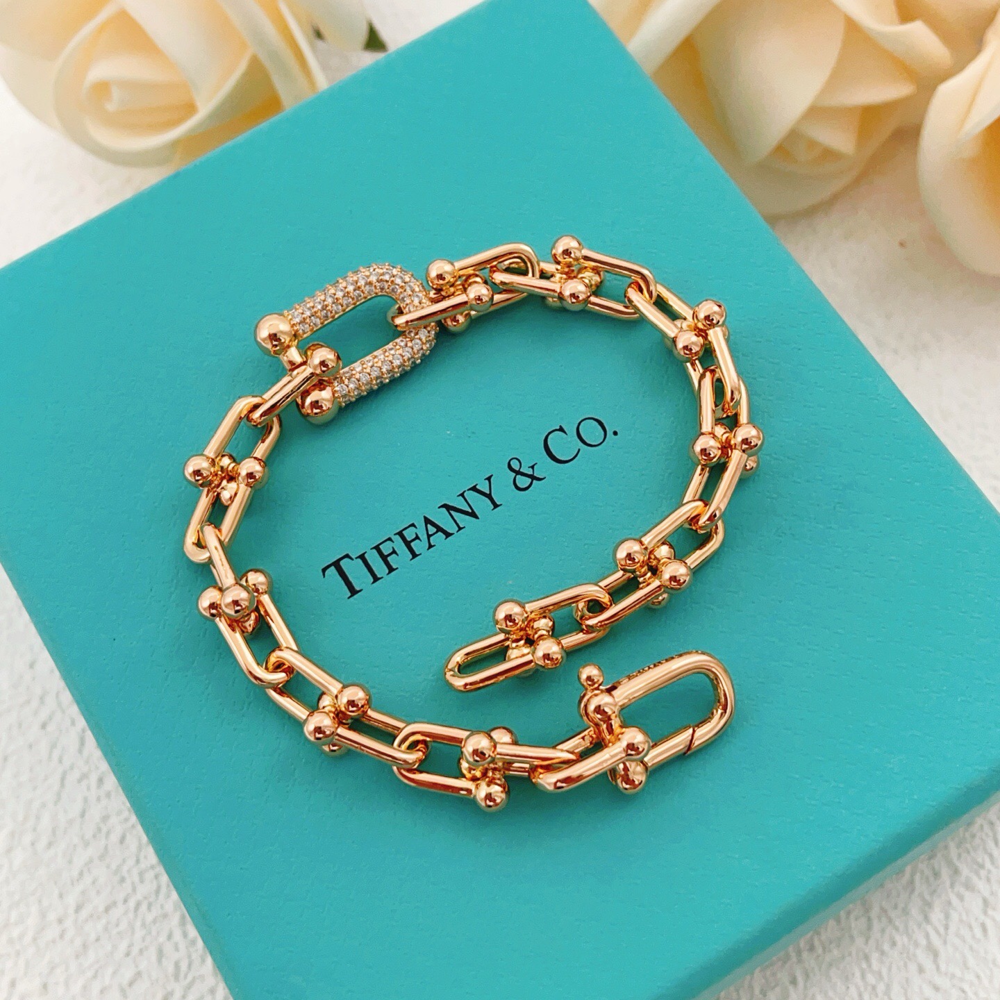 【Tiffany*帝芙尼最新款🆕🆕玫瑰金镶钻马蹄手链】一致官网黄铜材质，非常的上镜‼️设计很特别值得入手