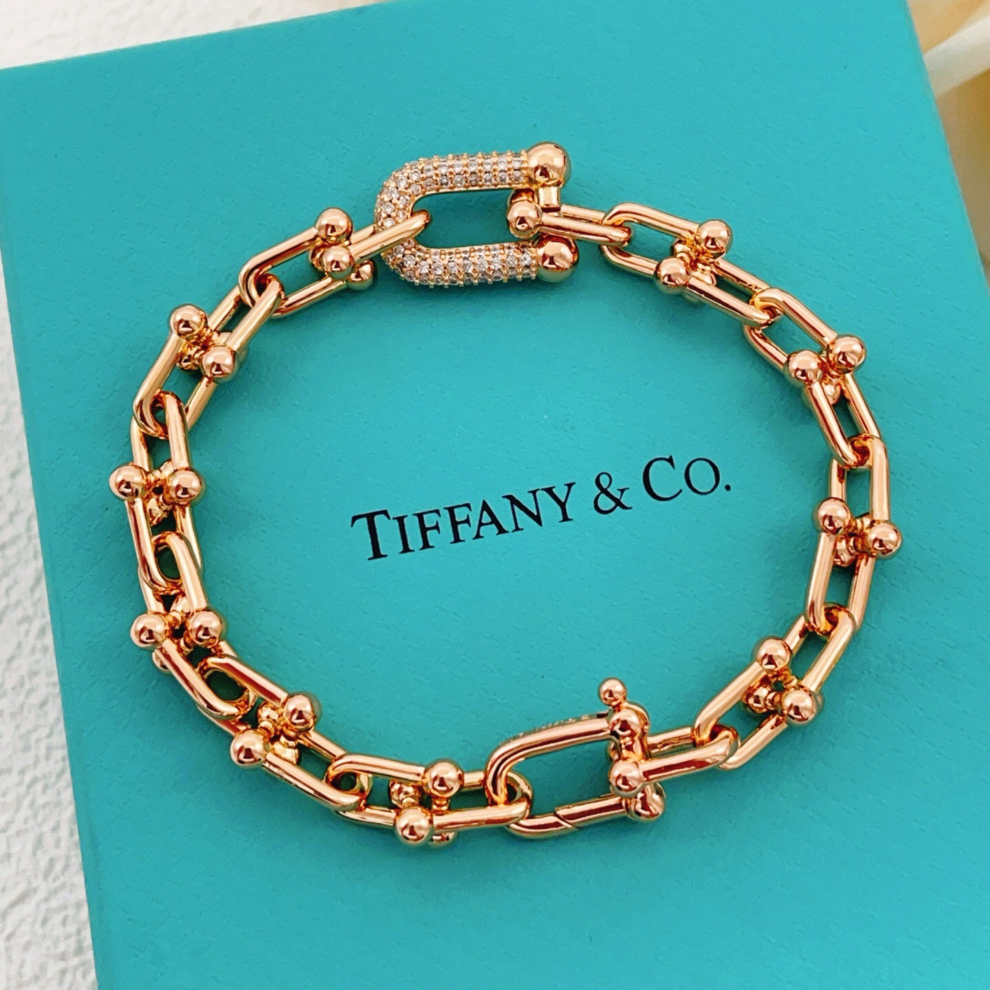 【Tiffany*帝芙尼最新款🆕🆕玫瑰金镶钻马蹄手链】一致官网黄铜材质，非常的上镜‼️设计很特别值得入手
