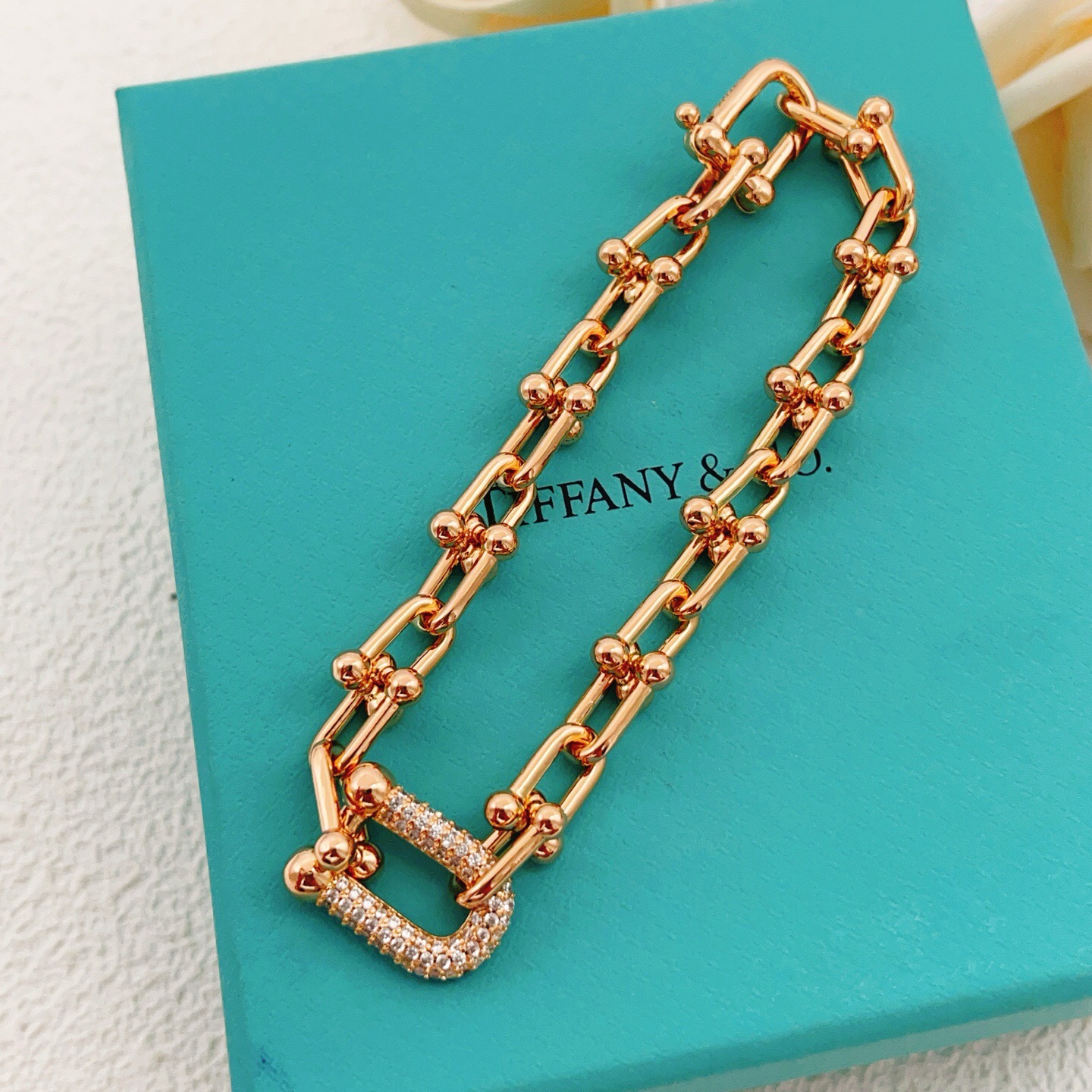 【Tiffany*帝芙尼最新款🆕🆕玫瑰金镶钻马蹄手链】一致官网黄铜材质，非常的上镜‼️设计很特别值得入手