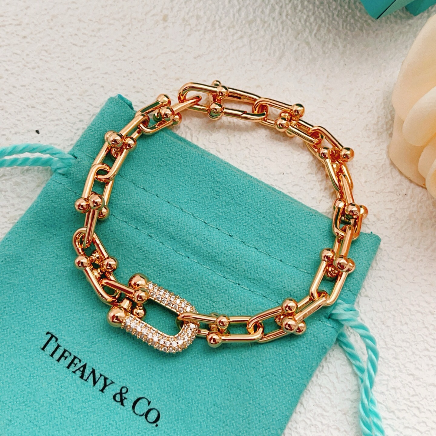 【Tiffany*帝芙尼最新款🆕🆕玫瑰金镶钻马蹄手链】一致官网黄铜材质，非常的上镜‼️设计很特别值得入手