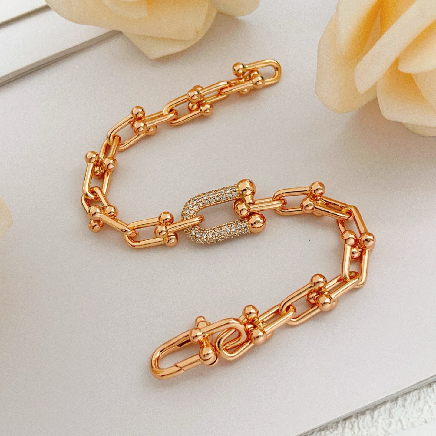 【Tiffany*帝芙尼最新款🆕🆕玫瑰金镶钻马蹄手链】一致官网黄铜材质，非常的上镜‼️设计很特别值得入手