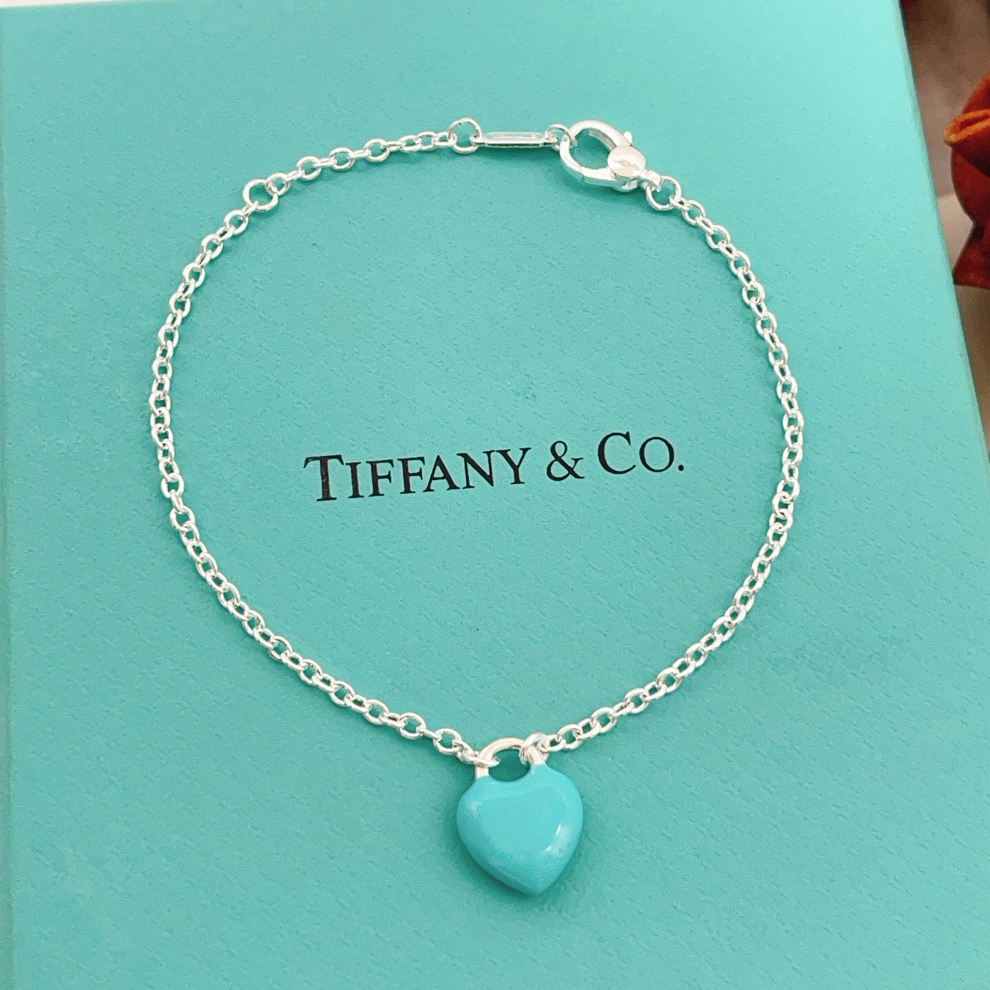 【Tiffany*帝芙尼最新款🆕🆕银色蓝爱心手链】一致官网黄铜材质，非常的上镜‼️设计很特别值得入手。高
