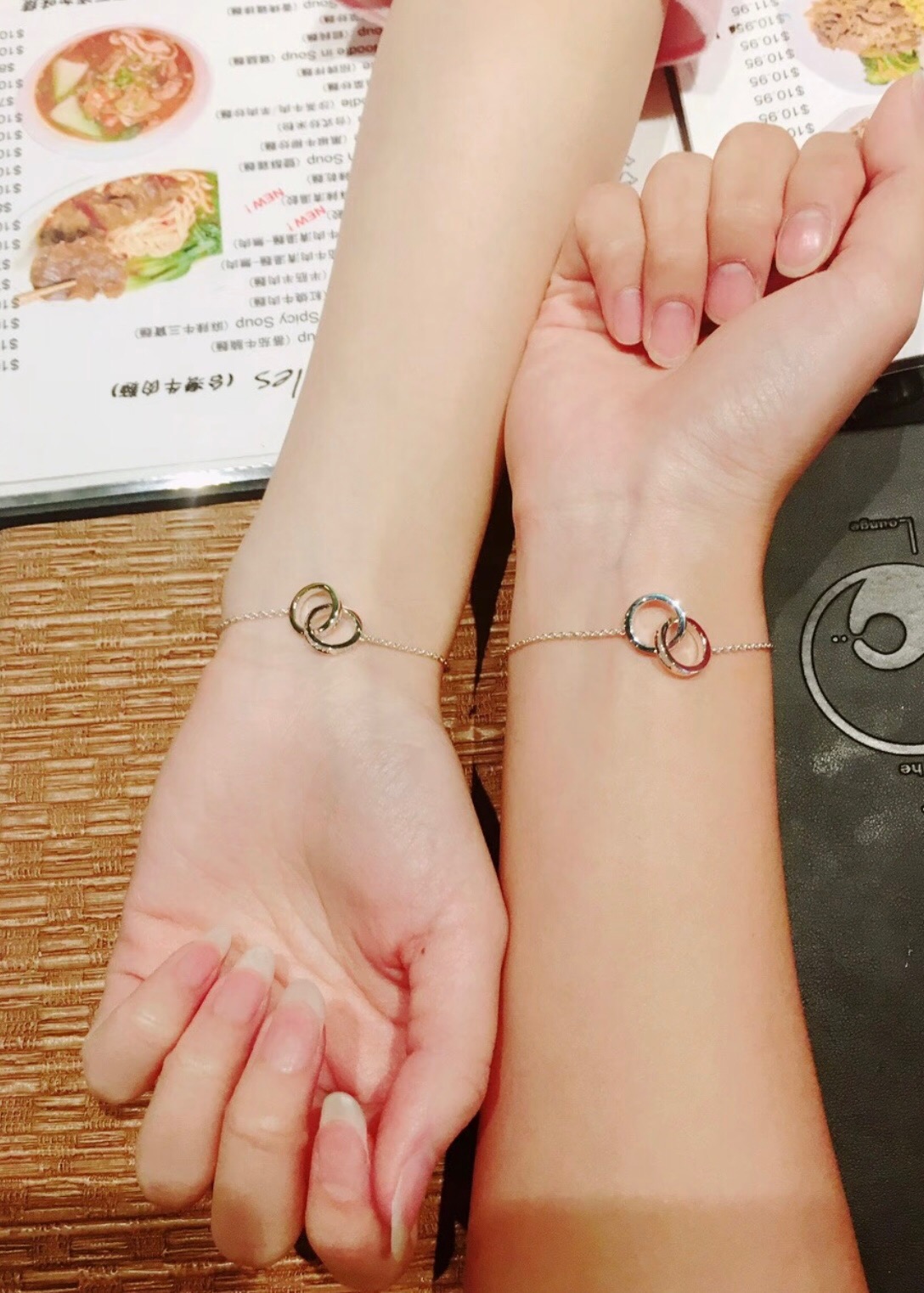 【Tiffany*帝芙尼最新款🆕🆕银色光面双环扣手链】一致官网黄铜材质，非常的上镜‼️设计很特别值得入手