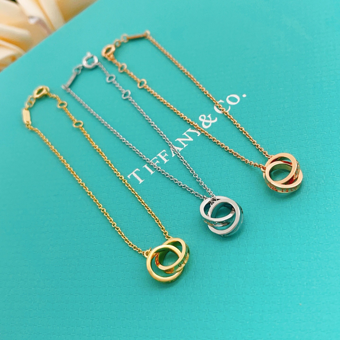 【Tiffany*帝芙尼最新款🆕🆕金色光面双环扣手链】一致官网黄铜材质，非常的上镜‼️设计很特别值得入手