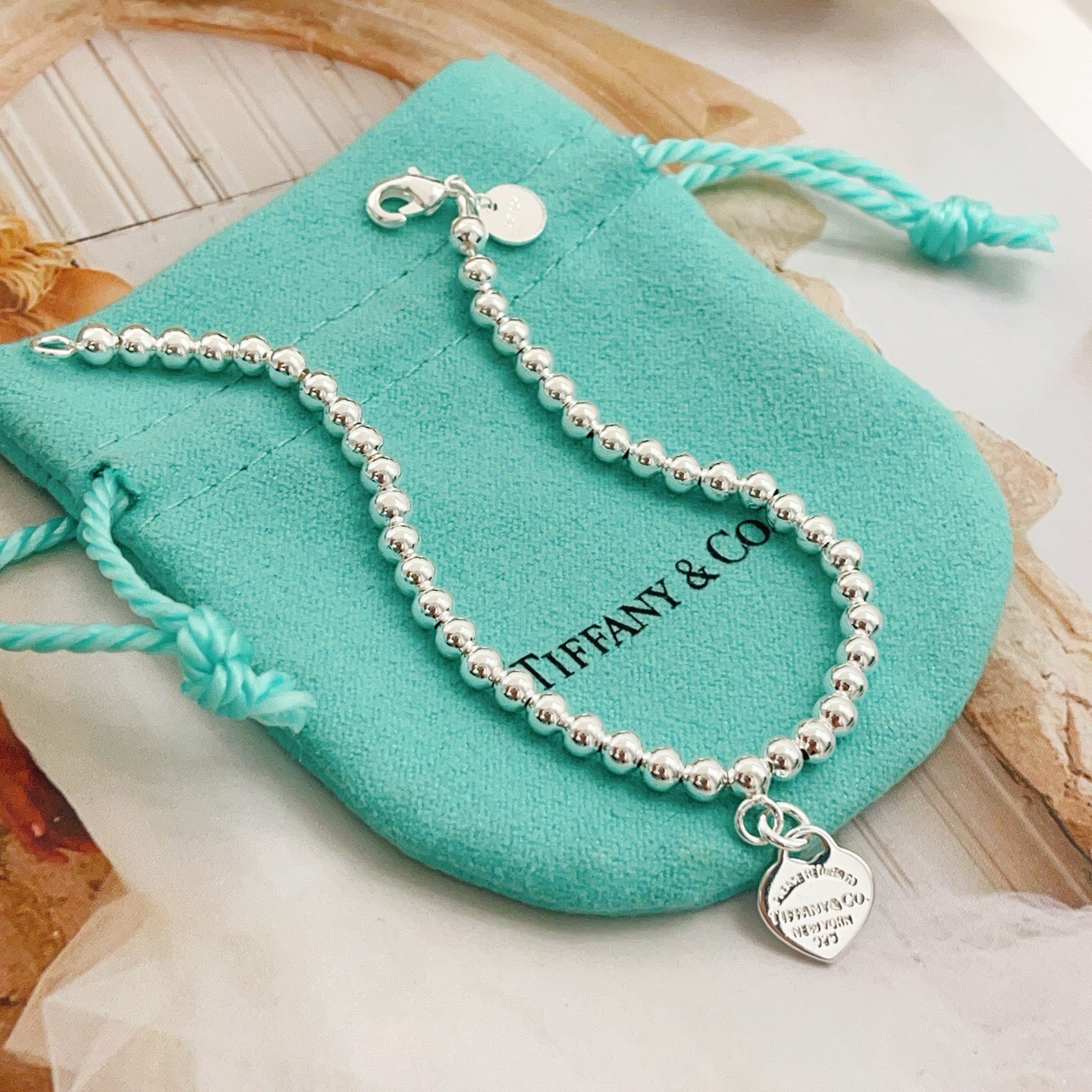 【Tiffany*帝芙尼最新款🆕🆕银色光面珍珠爱心手链】一致官网黄铜材质，非常的上镜‼️设计很特别值得入