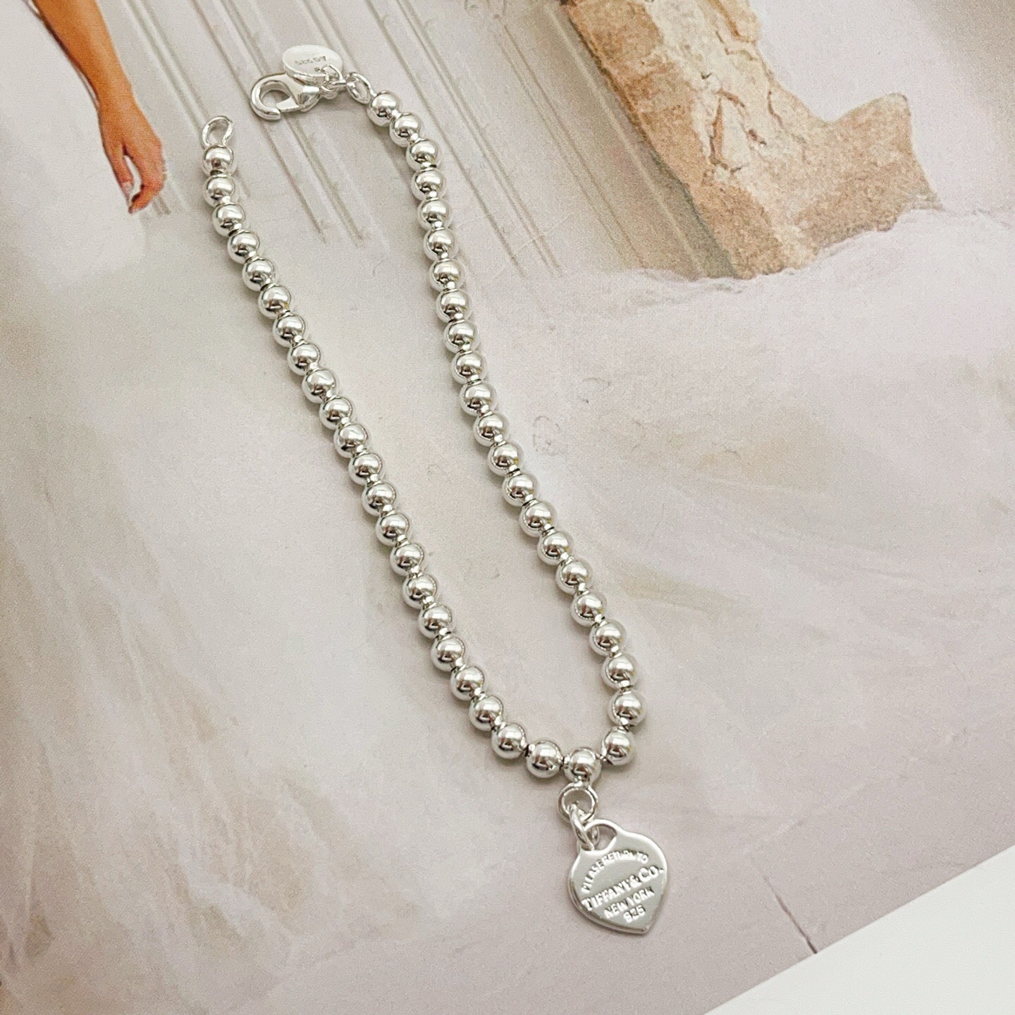 【Tiffany*帝芙尼最新款🆕🆕银色光面珍珠爱心手链】一致官网黄铜材质，非常的上镜‼️设计很特别值得入