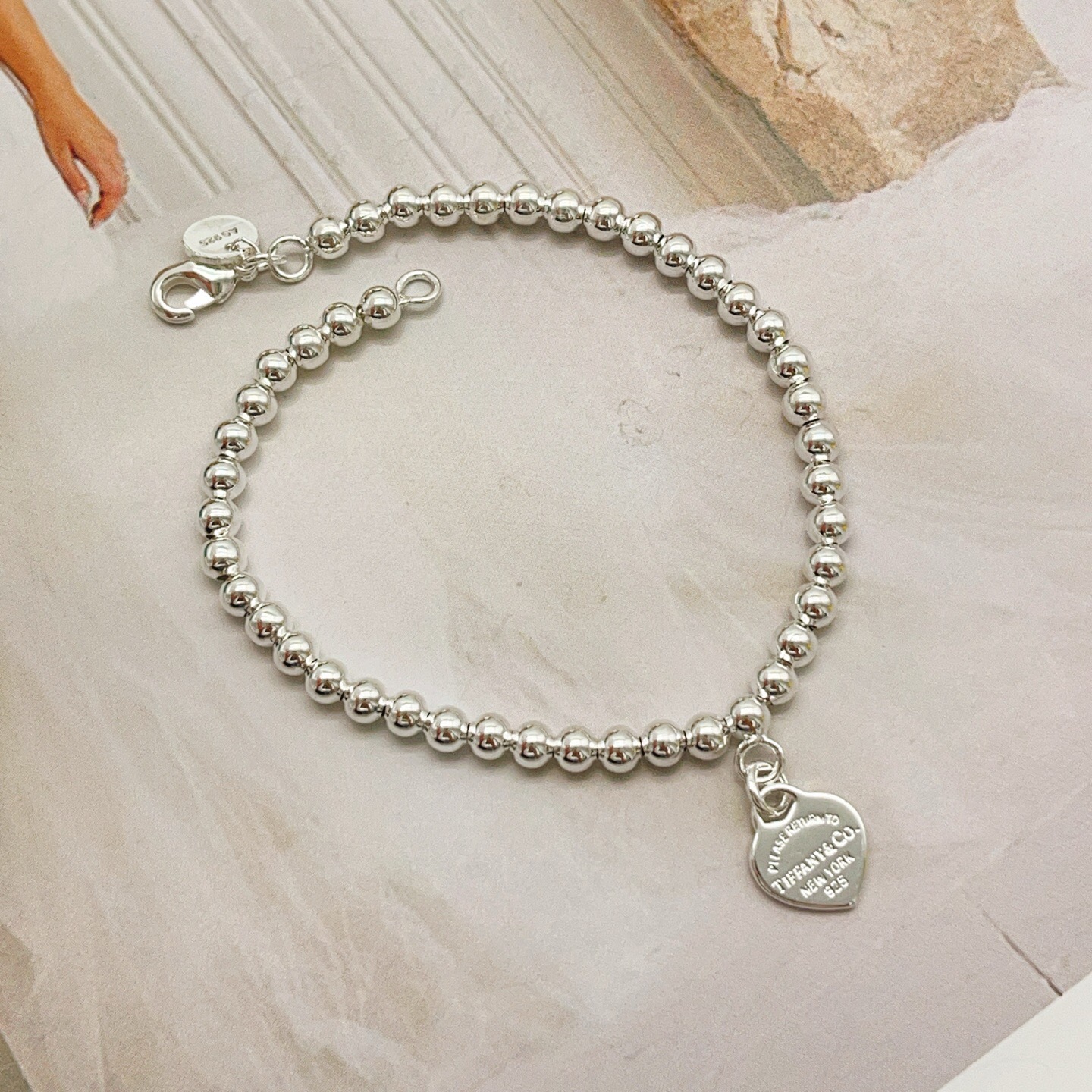 【Tiffany*帝芙尼最新款🆕🆕银色光面珍珠爱心手链】一致官网黄铜材质，非常的上镜‼️设计很特别值得入