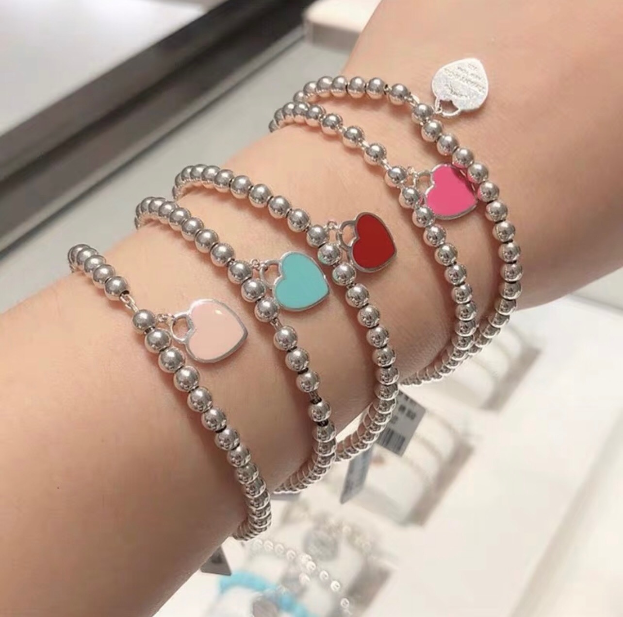 【Tiffany*帝芙尼最新款🆕🆕银色珍珠粉爱心手链】一致官网黄铜材质，非常的上镜‼️设计很特别值得入手