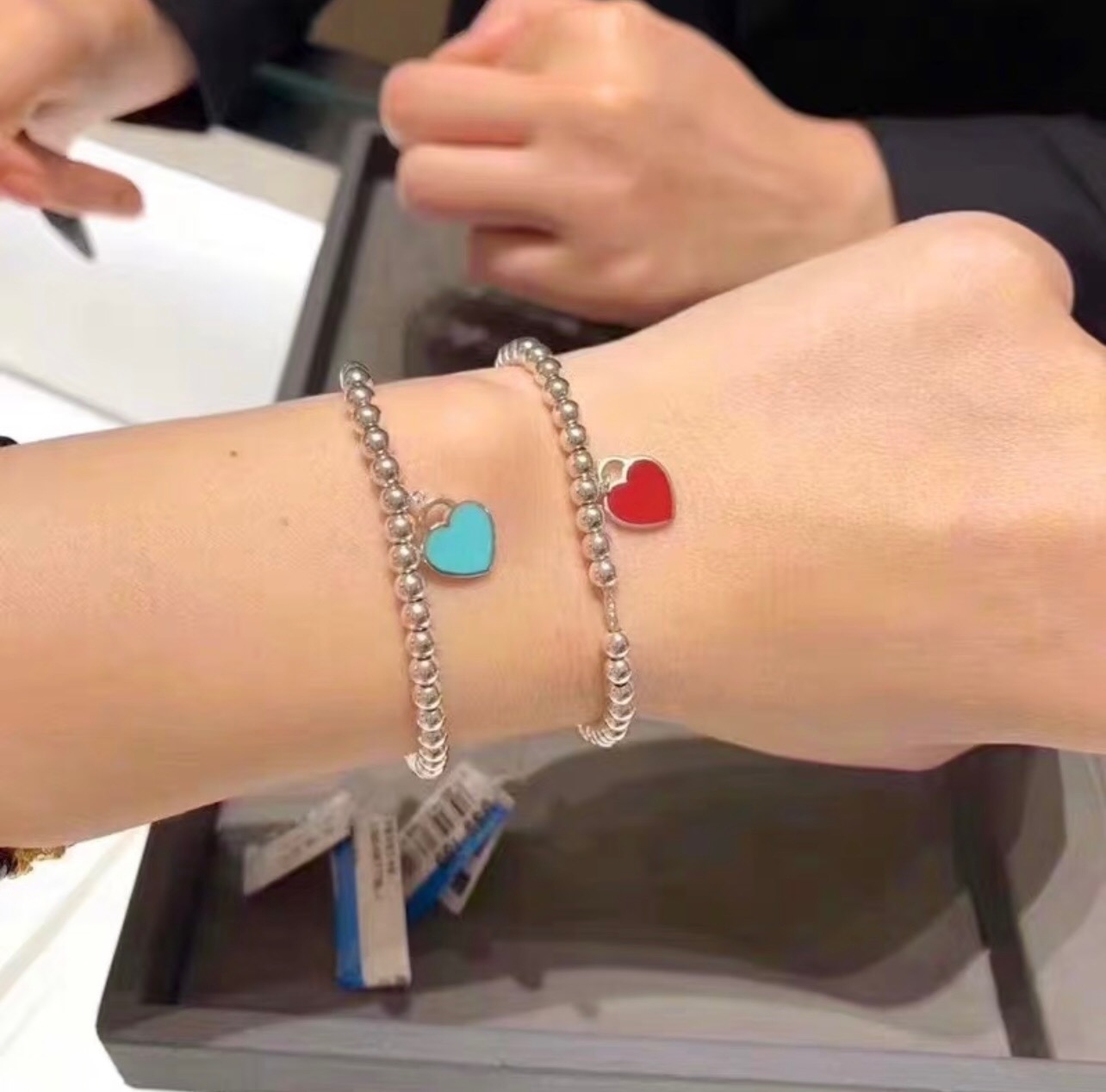 【Tiffany*帝芙尼最新款🆕🆕银色珍珠粉爱心手链】一致官网黄铜材质，非常的上镜‼️设计很特别值得入手