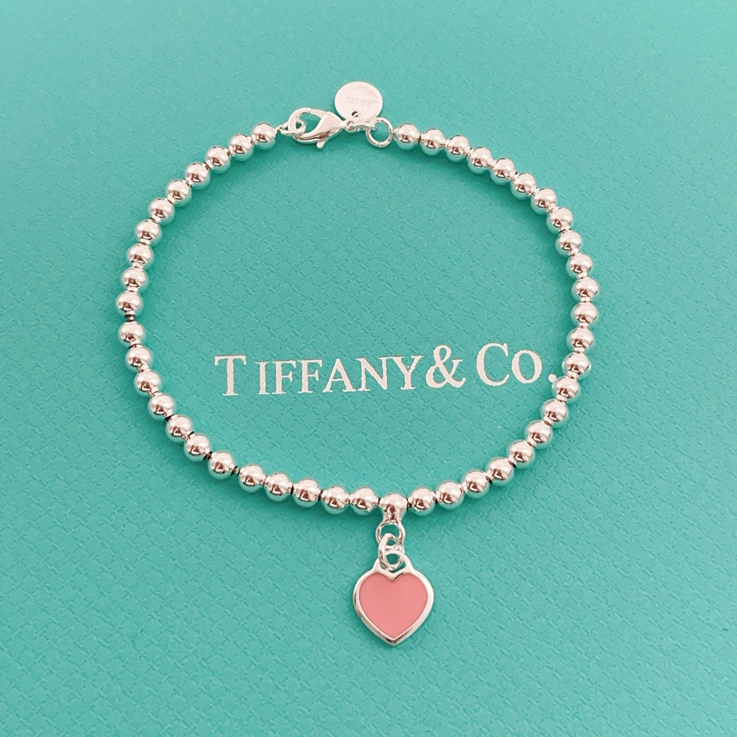 【Tiffany*帝芙尼最新款🆕🆕银色珍珠粉爱心手链】一致官网黄铜材质，非常的上镜‼️设计很特别值得入手