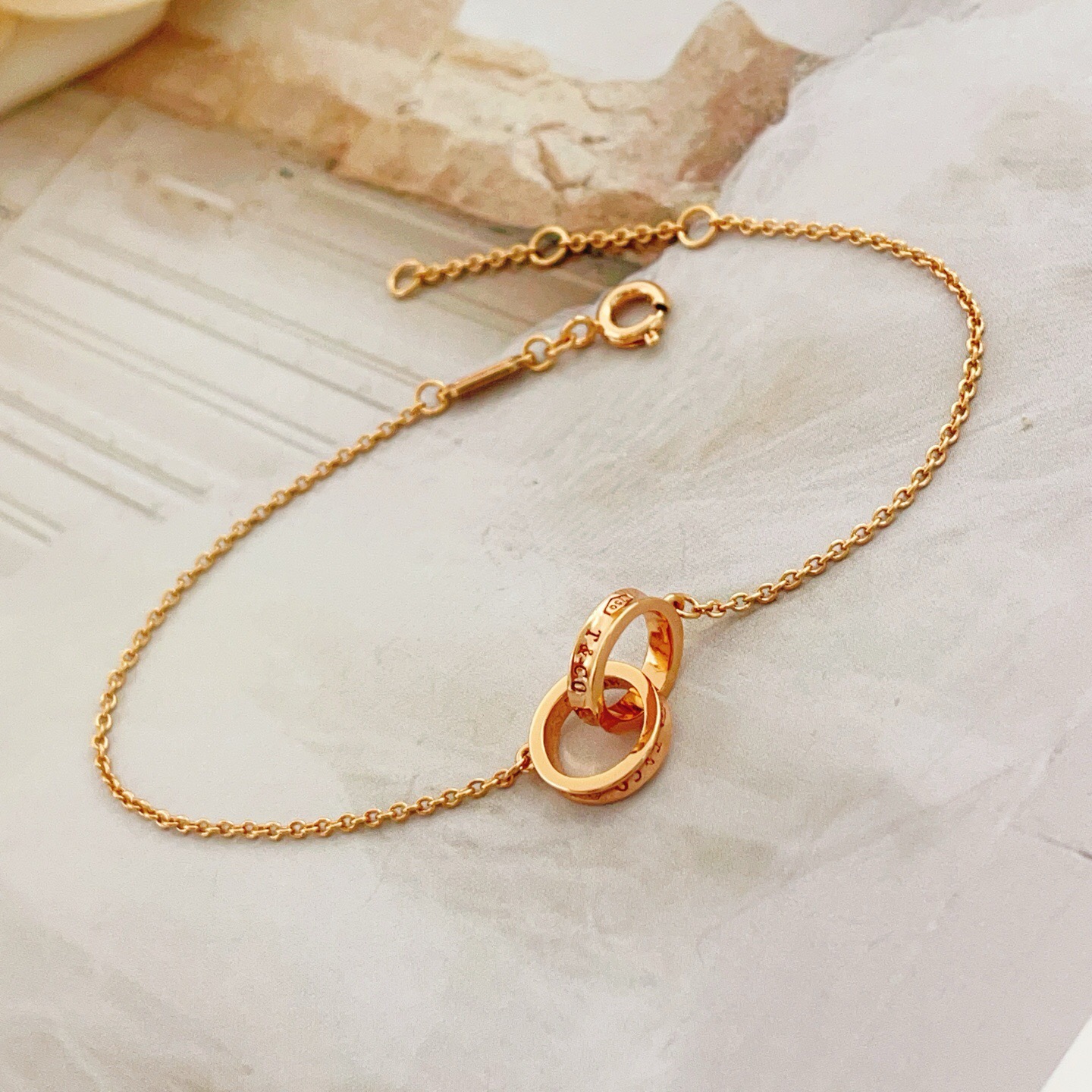 【Tiffany*帝芙尼最新款🆕🆕玫瑰金光面双环扣手链】一致官网黄铜材质，非常的上镜‼️设计很特别值得入