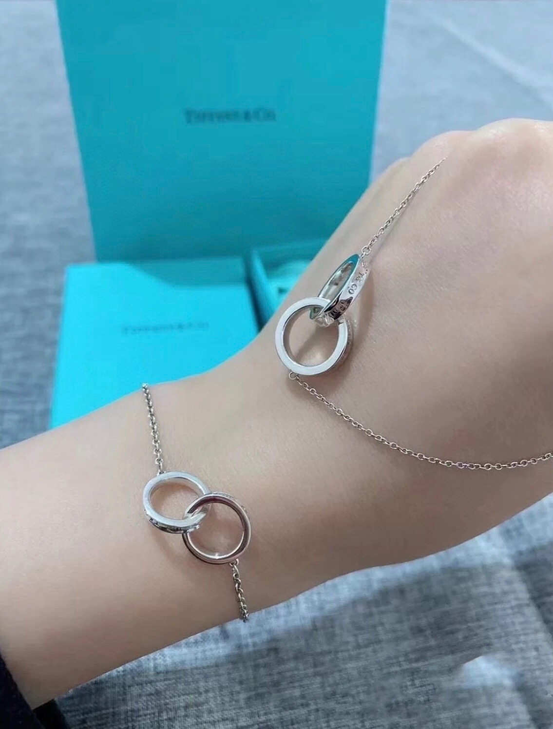 【Tiffany*帝芙尼最新款🆕🆕玫瑰金光面双环扣手链】一致官网黄铜材质，非常的上镜‼️设计很特别值得入