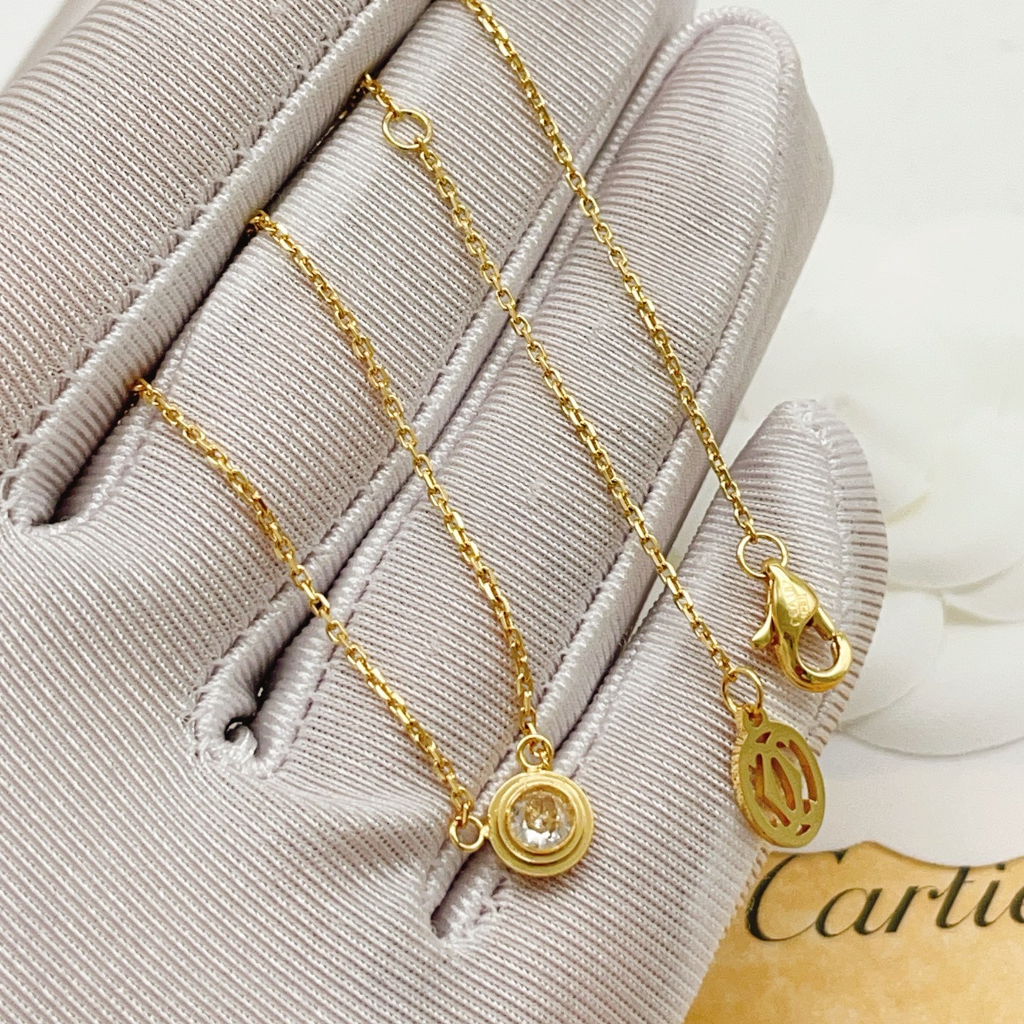 【Cartie*卡地亚最新款🆕🆕金色圆形单钻项链】一致官网黄铜材质，非常的上镜‼️设计很特别值得入手。高