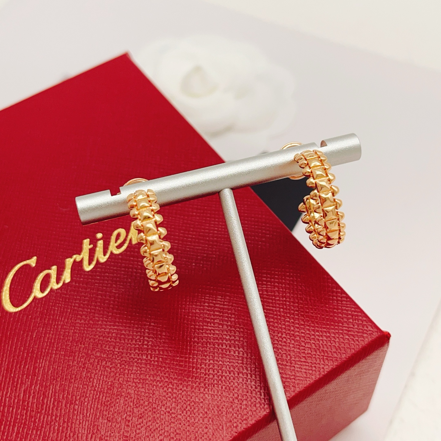【Cartie*卡地亚最新款🆕🆕玫瑰金铆钉耳钉】一致官网黄铜材质，非常的上镜‼️设计很特别值得入手。高级