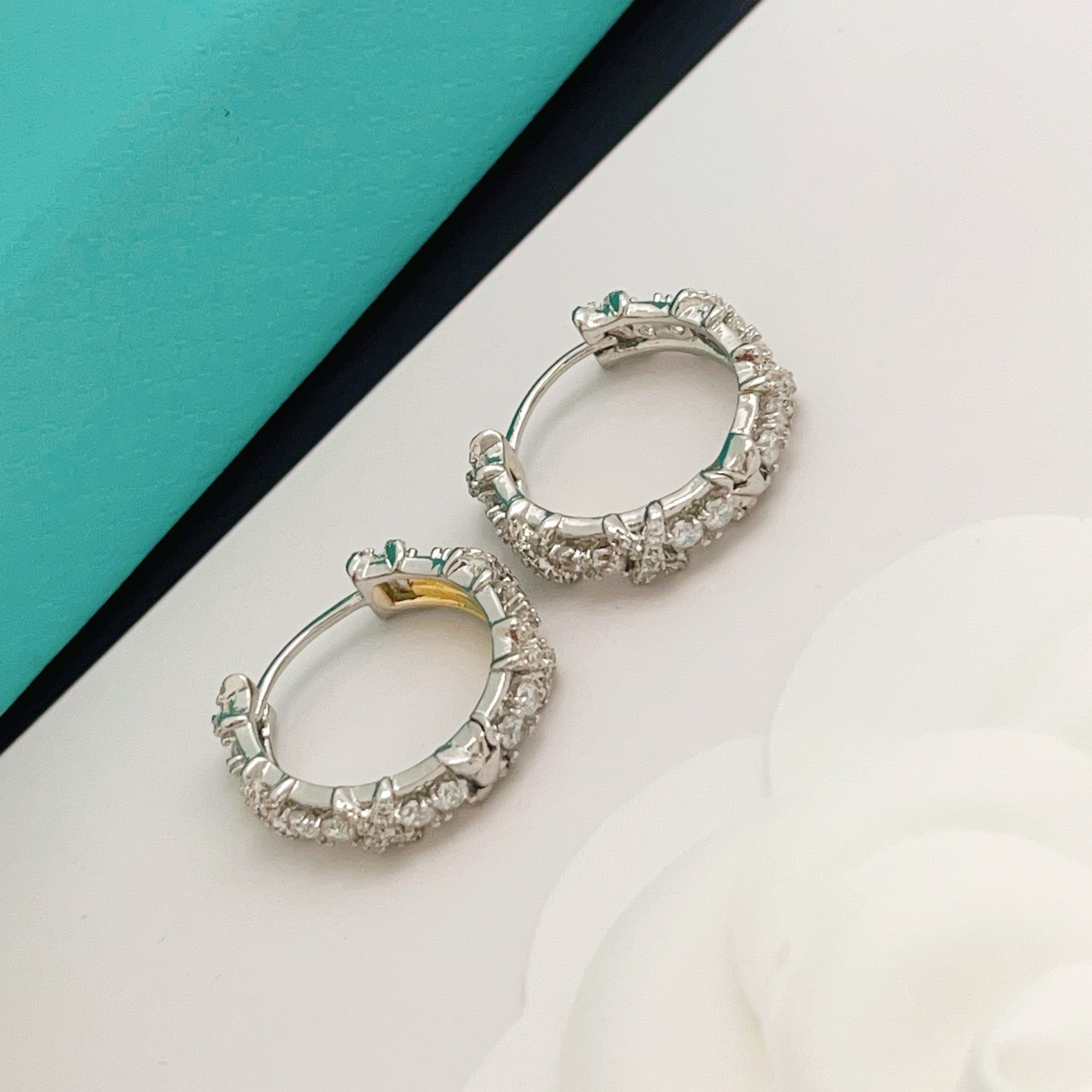 【Tiffany*帝芙尼最新款🆕🆕银色满钻半圆形X耳钉】一致官网黄铜材质，非常的上镜‼️设计很特别值得入
