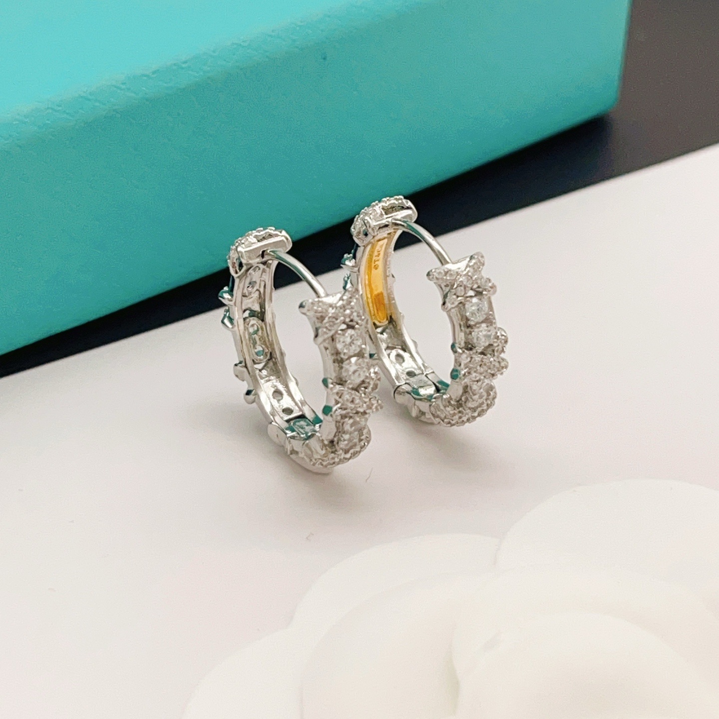 【Tiffany*帝芙尼最新款🆕🆕银色满钻半圆形X耳钉】一致官网黄铜材质，非常的上镜‼️设计很特别值得入